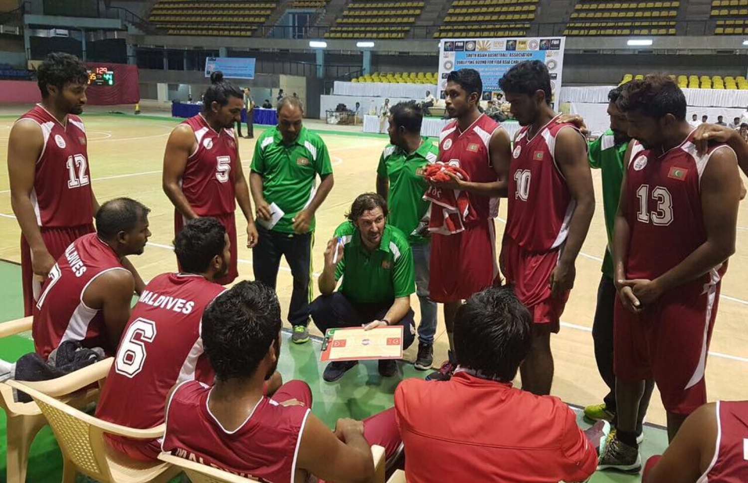 ގައުމީ ބާސްކެޓްބޯޅަ ޓީމުގެ ކުޅުންތެރިންނަށް ކޯޗު ޕިޕްލޮވިޗް އިރުޝާދު ދެނީ.