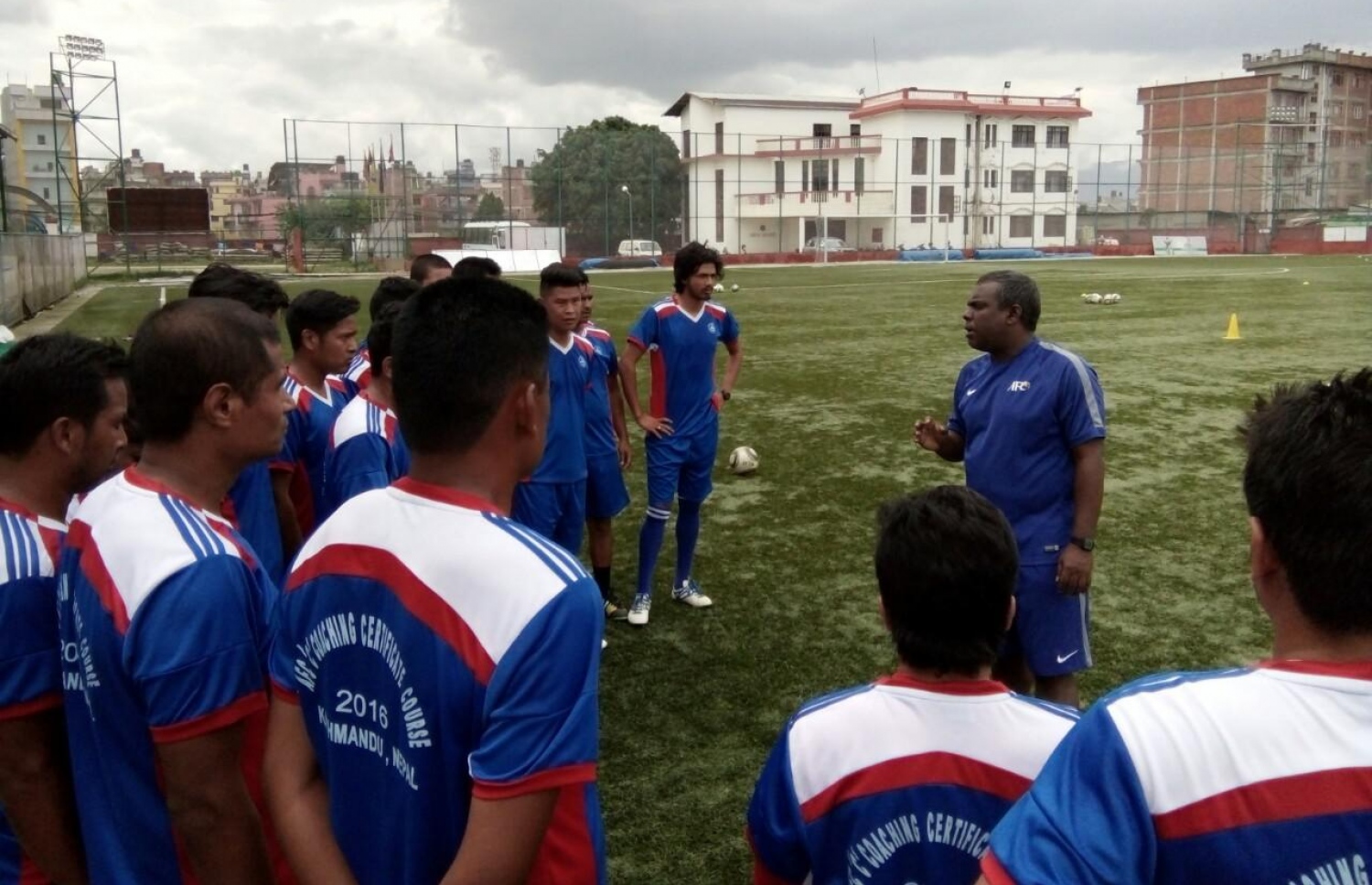 މޯހަން (ކ) ނޭޕާލުގައި ކޯޗިން ކޯހެއްގައި ކިޔަވައިދެނީ.