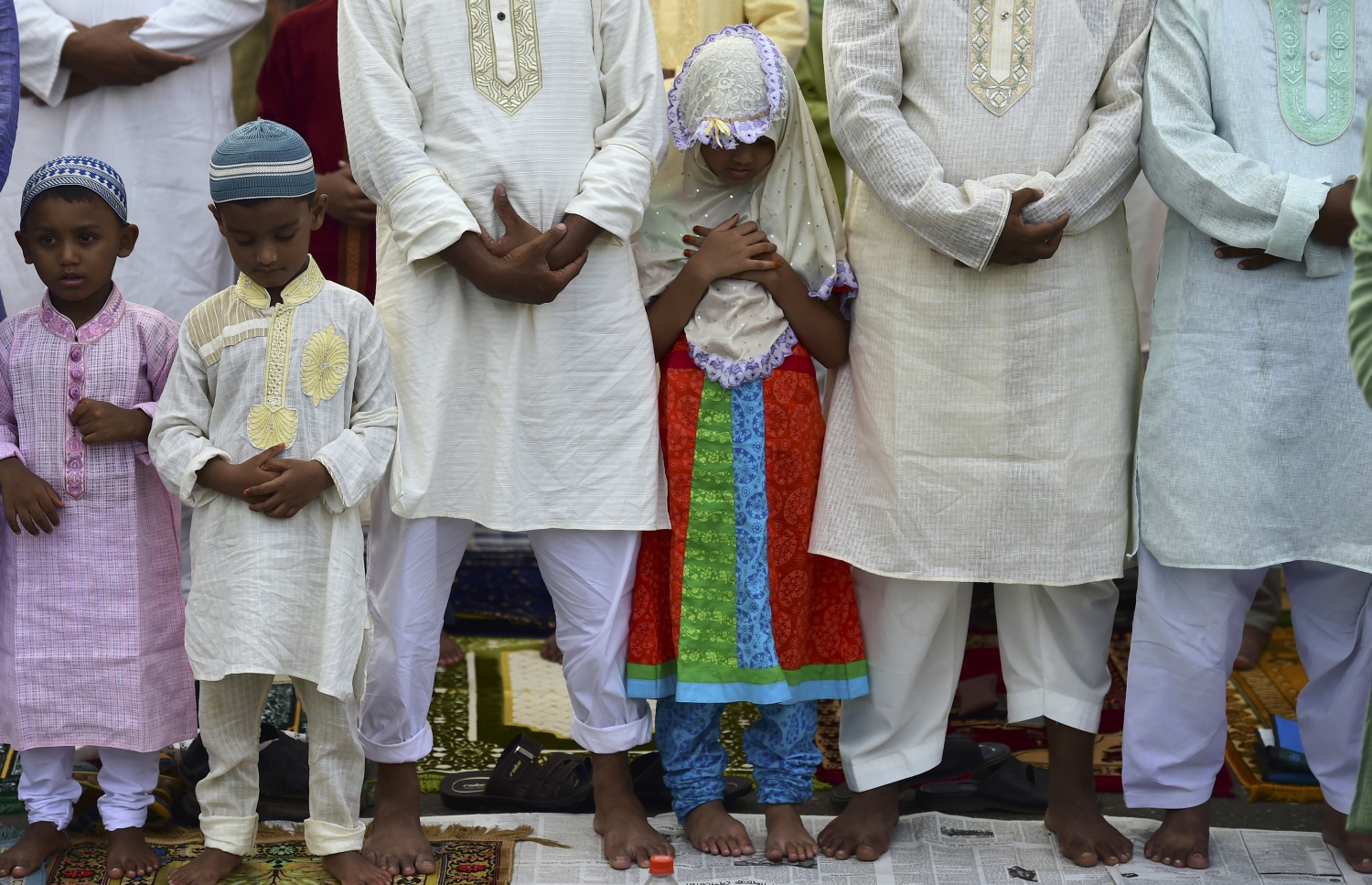 ބަންގްލަދޭޝްގެ ވެރިރަށް ޑާކާގައި މިއަދު ހެނދުނު ފިތުރު އީދު ނަމާދު ކުރަނީ. --ފޮޓޯ:އޭއެފްޕީ