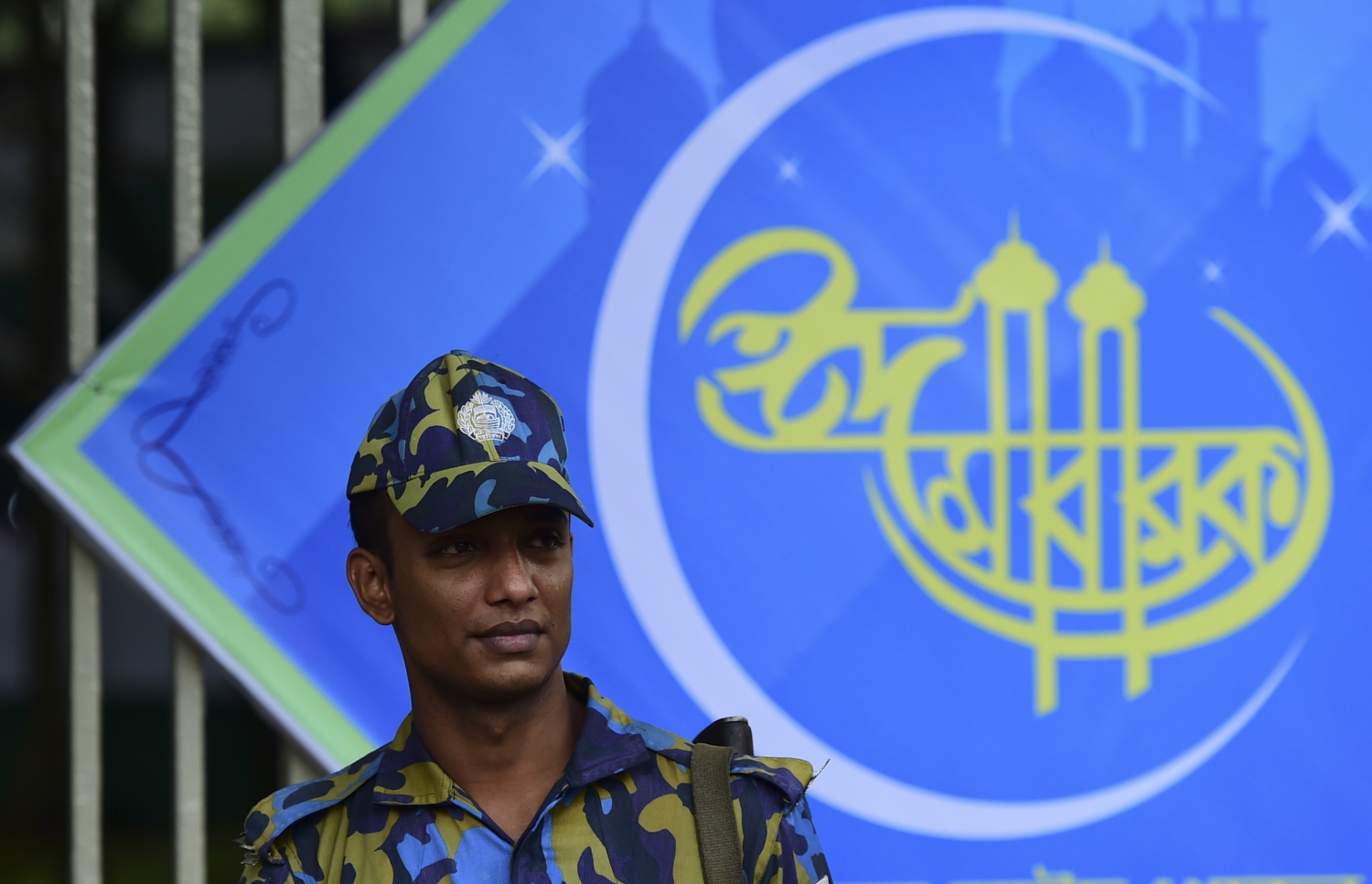 ބަންގްލަދޭޝްގެ ވެރިރަށް ޑާކާގައި މިއަދު ހެނދުނު ފިތުރު އީދު ނަމާދު ކުރާ އިރު ސިފައިންގެ މީހަކު ސަލާމަތީ ކަންކަން ބަލަހައްޓަނީ. --ފޮޓޯ:އޭއެފްޕީ