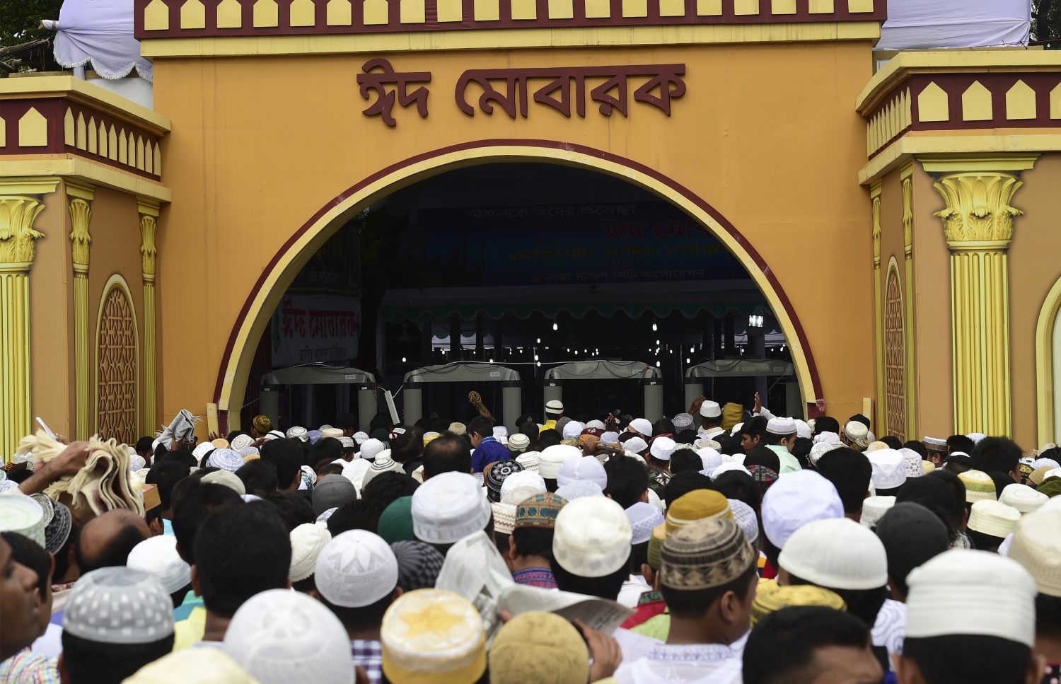 ބަންގްލަދޭޝްގެ ވެރިރަށް ޑާކާގައި މިއަދު ހެނދުނު ފިތުރު އީދު ނަމާދު ކުރަނީ. --ފޮޓޯ:އޭއެފްޕީ