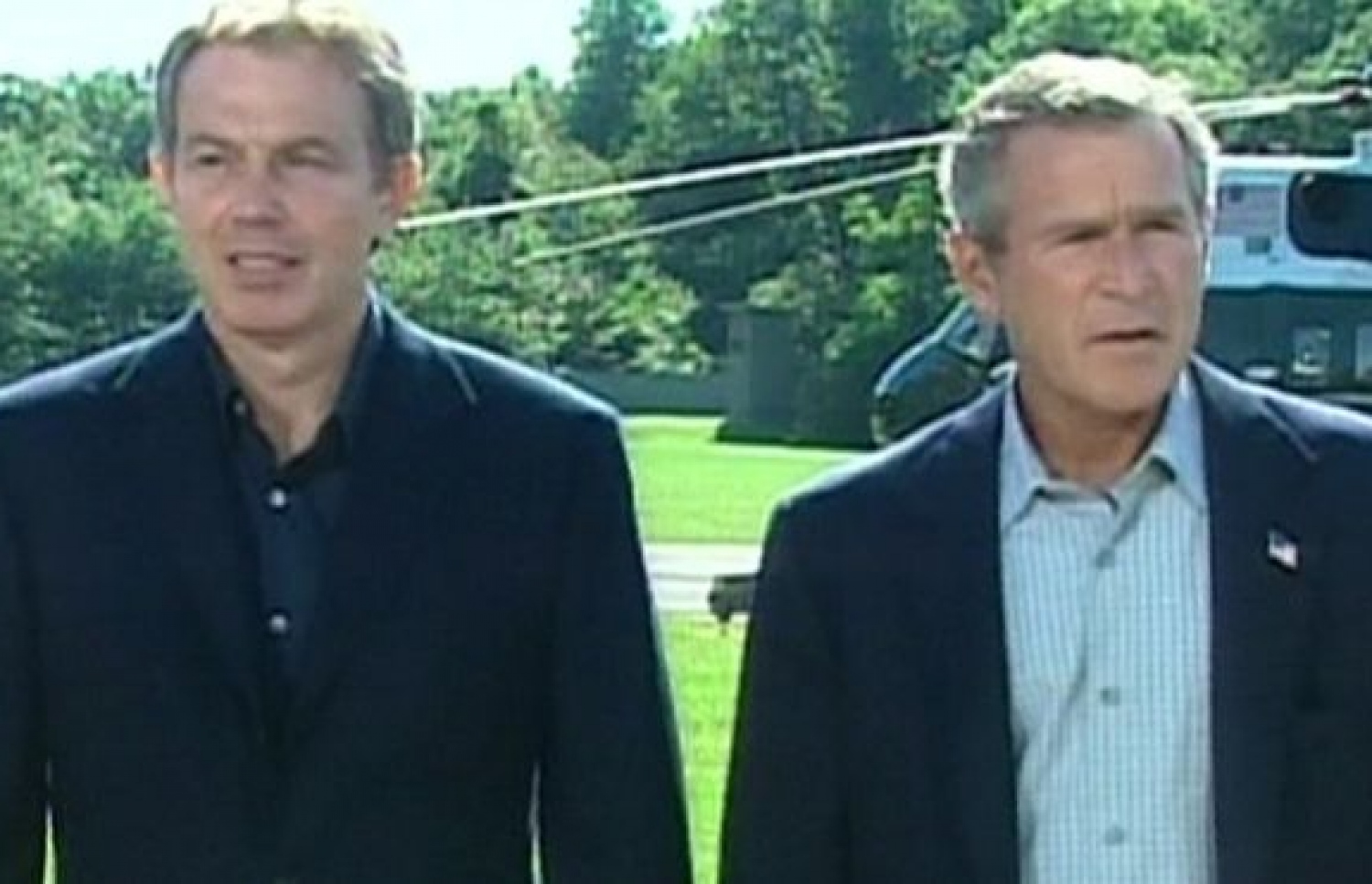 އެމެރިކާގެ ކުރީގެ ރައީސް ބުޝް (ކ) އާއި އިނގިރޭސި ކުރީގެ ބޮޑު ވަޒީރު ޓޯނީ ބްލެއާ. --ފޮޓޯ:ބީބީސީ