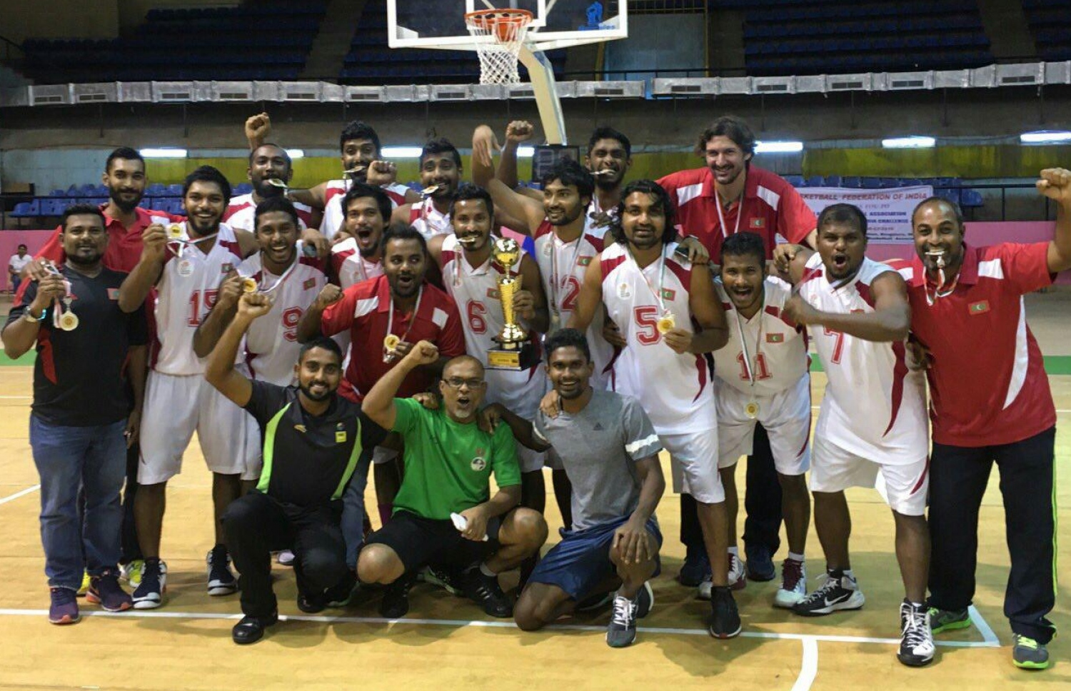 ގައުމީ ބާސްކެޓްބޯޅަ ޓީމުގެ ކުޅުންތެރިން މެޑަލާ އެކު އުފާފާޅުކުރަނީ.