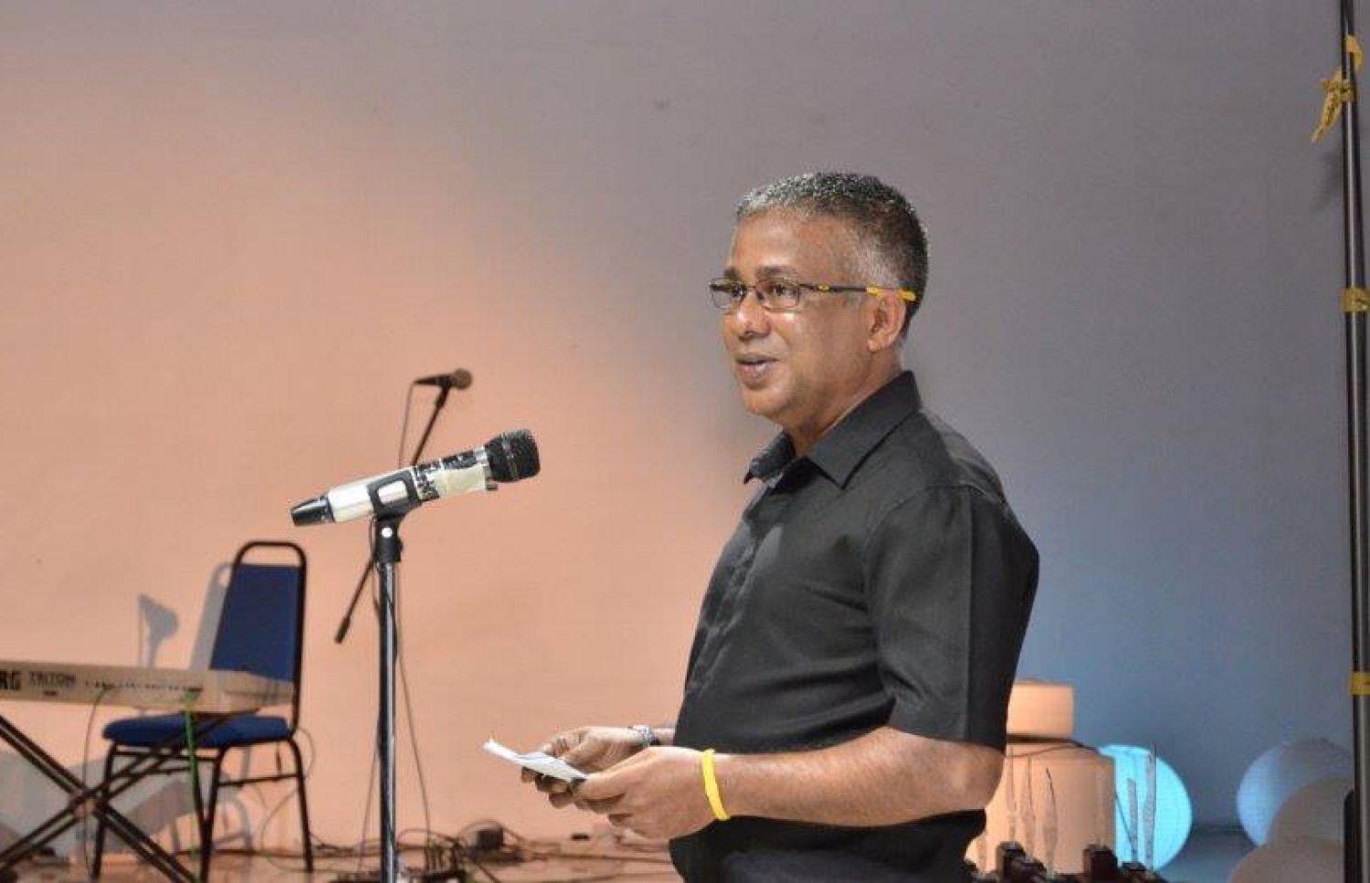 އަކްރަމް ކަމާލުއްދީން: ޖަމީލާއި އަކްރަމް ދިރިއުޅުއްވަނީ އިނގިރޭސިވިލާތުގައި.