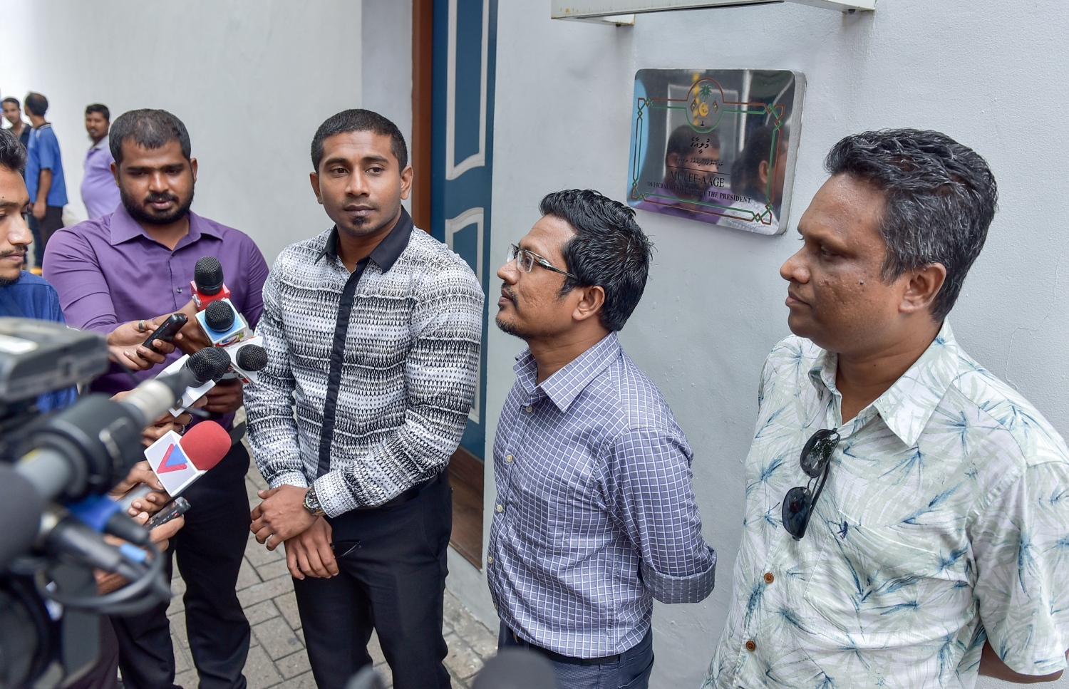 މުލިއާގެ ކައިރީގައި އިދިކޮޅު އިއްތިހާދުން ނޫސްވެރިންނާ ބައްދަލު ކުރަނީ: ފުލުހުން ވަނީ ނޫސްވެރިންނާއި އިއްތިހާދުގެ އިސް ބޭފުޅުން ވެސް އެ ތަނުން ފޮނުވާލާފައި.-- ފޮޓޯ: ނިޝާން އަލީ/ މިހާރު