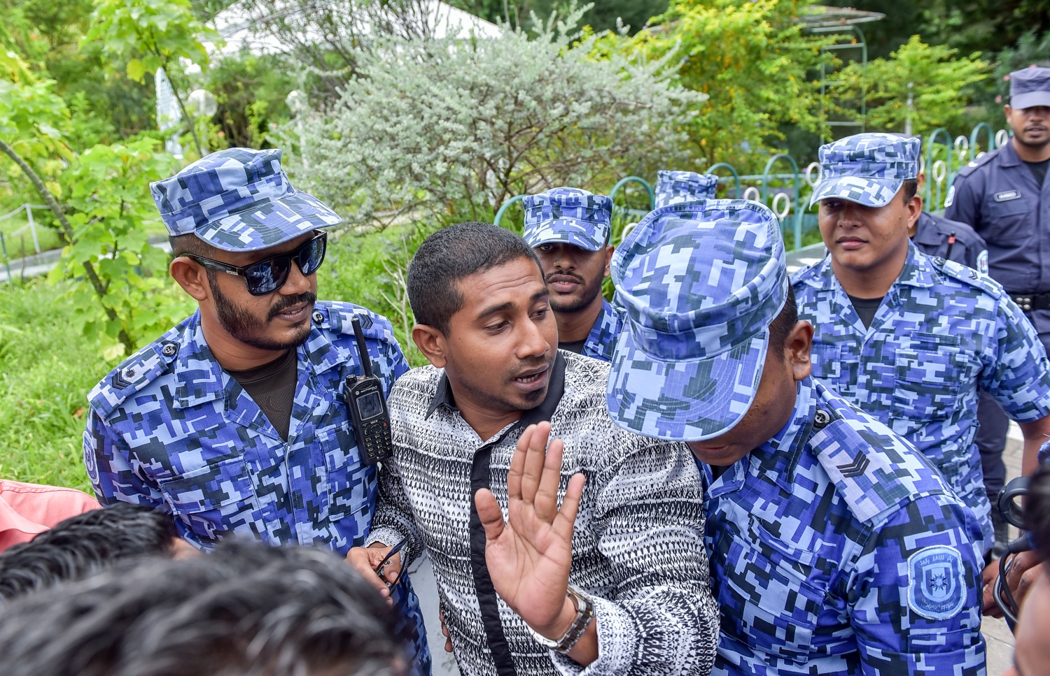 ވެލާނާގޭ ކައިރީގައި އިއްތިހާދުގެ ނޫސްވެރިންގެ ބައްދަލުވުން ބާއްވަން އުޅުމުން ފުލުހުން ހުރަސް އަޅައި މަހްލޫފް ބޭރު ކުރަނީ.-- ފޮޓޯ: ނިޝާން އަލީ/މިހާރު