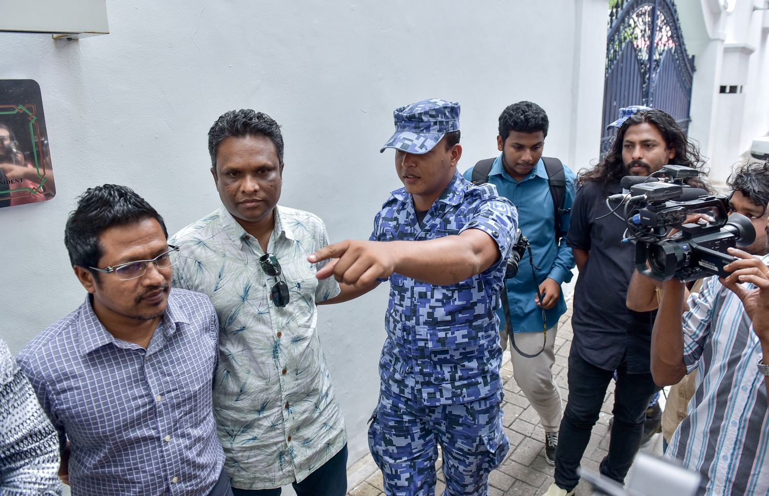 ފުލުހުން މުލިއާގެ ކައިރީގައި: އާޒިމް، މަހްލޫފް އަދި އިމްތިޔާޒް މުލިއާގެ ކައިރީގައި ނޫސްވެރިންނާ ވާހަކަދައްކަވަން އުޅުއްވުމުން ފުލުހުން ވަނީ އެކަމަށް ހުރަސް އަޅާފައި.-- ފޮޓޯ: ނިޝާން އަލީ/މިހާރު