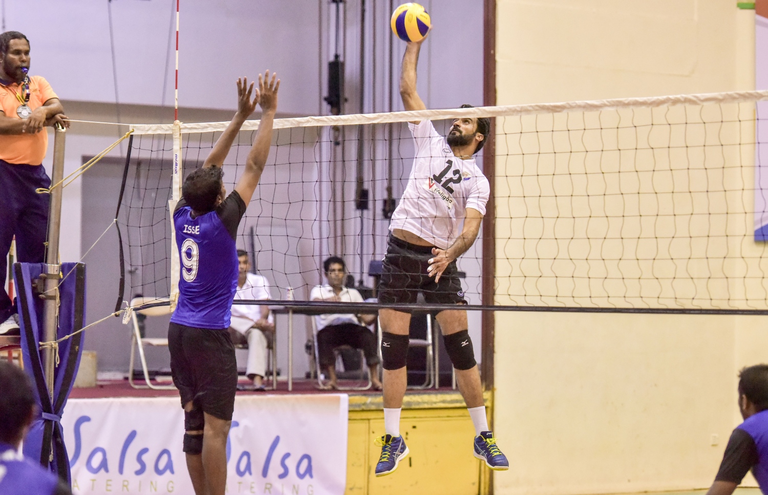 ސިފައިންގެ ޓީމަށް ކުޅޭ ޕާކިސްތާނުގެ ކެޕްޓަން ނަސީރު އަހުމަދު (ކ) ގެ ޝޮޓެއް ބްލޮކްކުރަން ސިޓީގެ ކުޅުންތެރިޔަކު މަސައްކަތްކުރަނީ. --ފޮޓޯ: ނިޝާން އަލީ/ މިހާރު