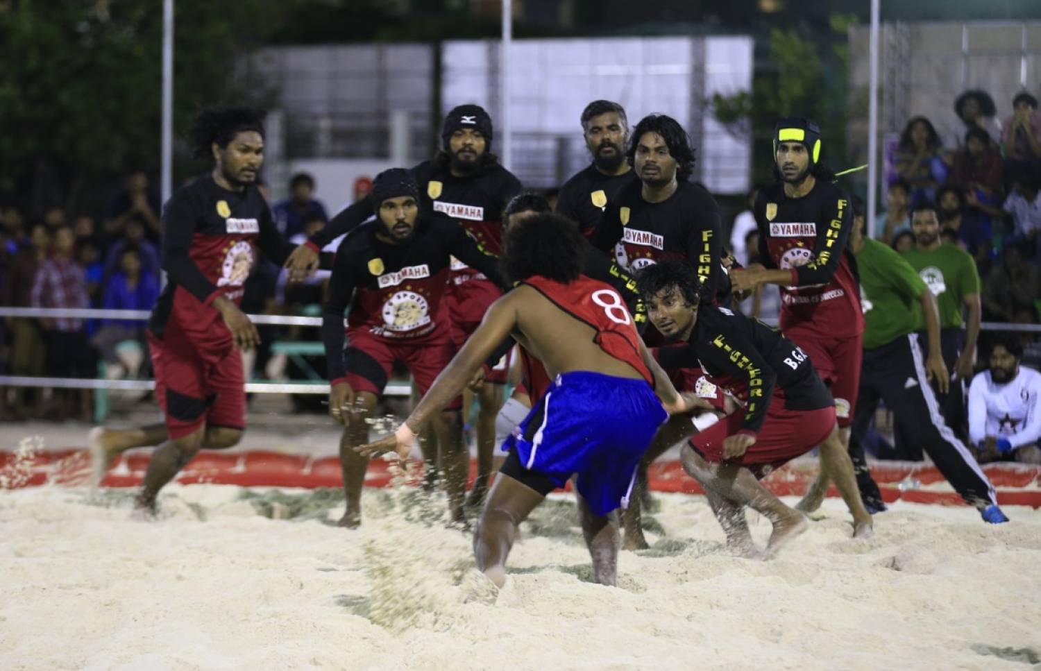 މިރޭ ކުޅުނު ބައިބަލާ މެޗު: މި މެޗުގައި ބޮޑު މާރާމާރީއެއް ހިންގި.-- ފޮޓޯ: މުހައްމަދު ޝަރުހާން/ މިހާރު