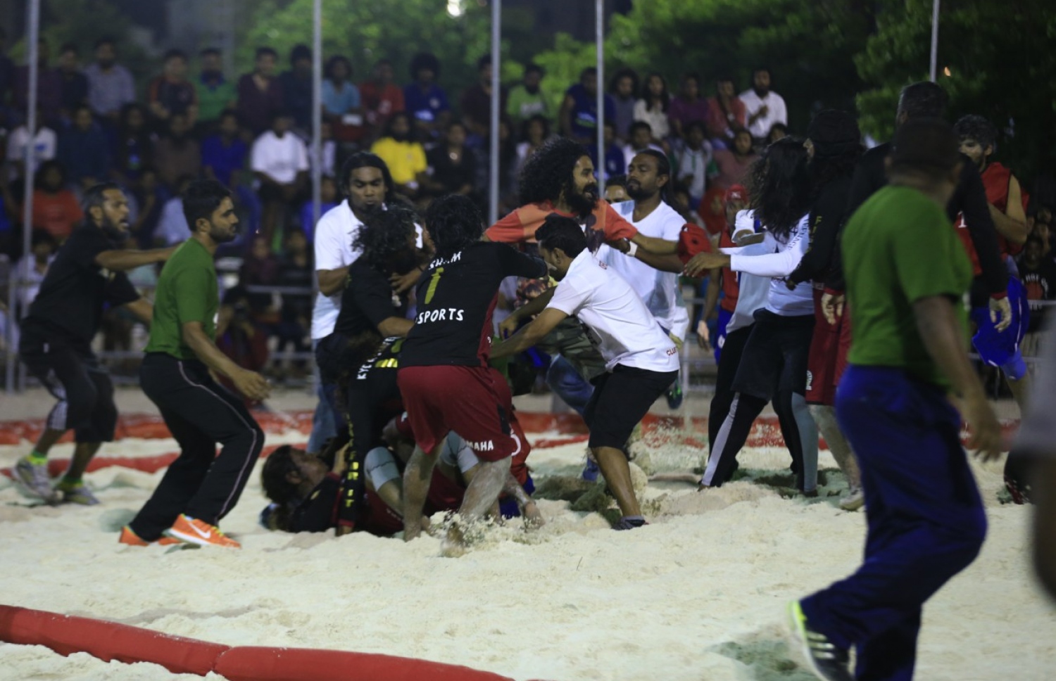 ރޭ ކުޅުނު ބައިބަލާ މެޗުގައި ހަމަނުޖެހުން ހިންގަނީ.-- ފޮޓޯ: މުހައްމަދު ޝަރުހާން/ މިހާރު