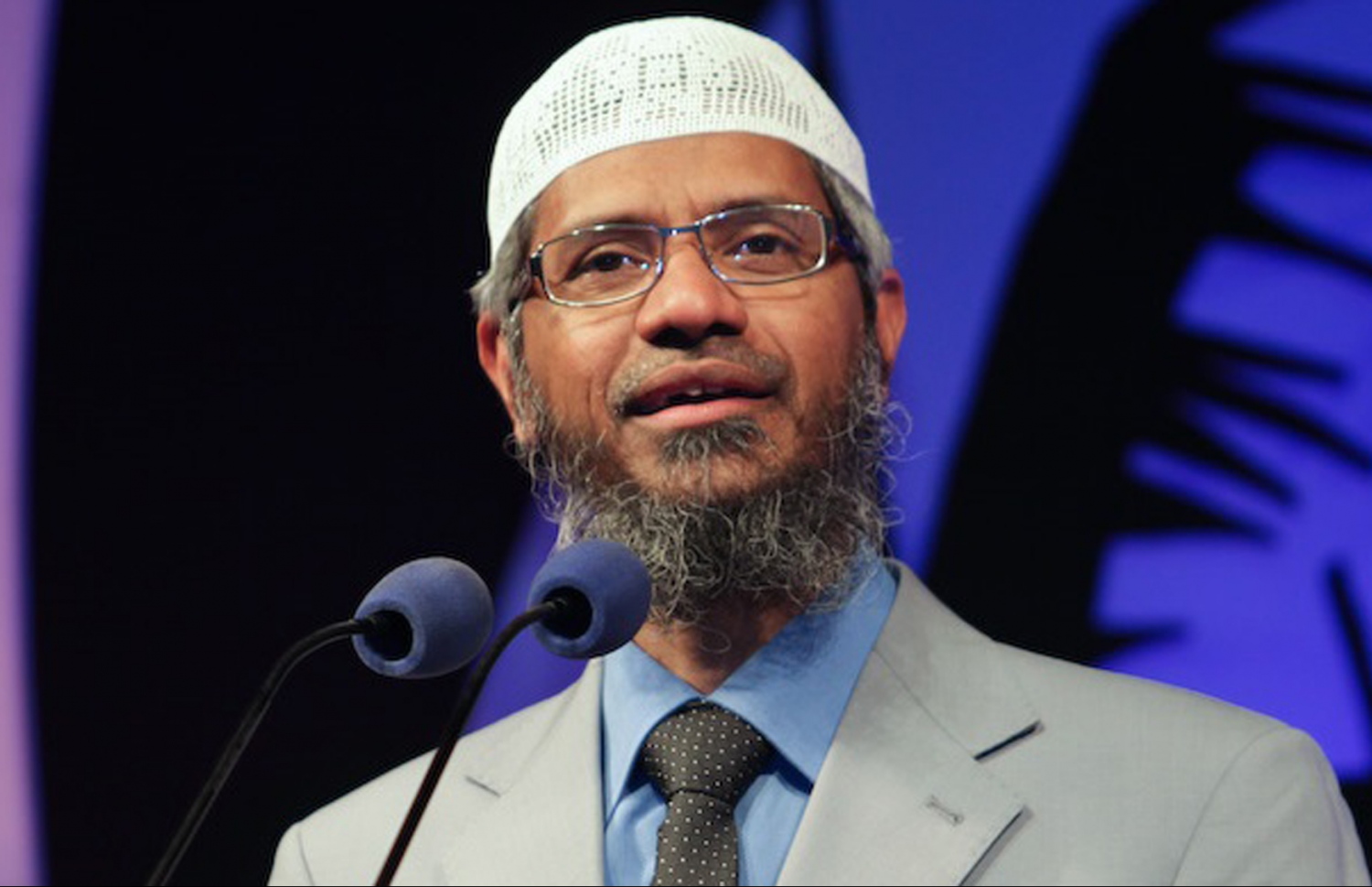 ޕީސް ޓީވީ ހިންގަވާ ޒާކިރު ނައިކް: ބަންގްލަދޭޝްގެ ކެފޭ އަށް ހަމަލާ ދިނީ އޭނާގެ ތަގްރީރުތަކުން ހިތްވަރު ލިބިގެން ކަމަށް ވަނީ ތުހުމަތުކޮށްފައި.