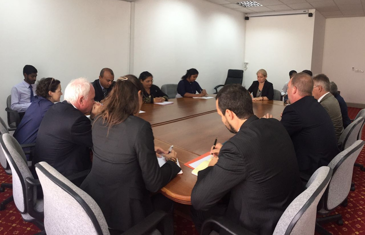 އީޔޫ އާއި ގުޅިފައިވާ ގައުމުތަކުގެ ސަފީރުން ޑިމާޝް ހުށަހަޅުއްވަން މިއަދު ދިވެހި ހައި ކޮމިޝަންގައި.-- ފޮޓޯ: އީޔޫ