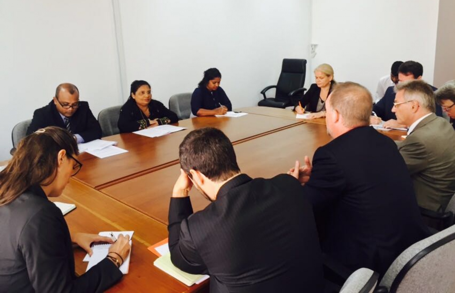 މަރުގެ އަދަބު ތަންފީޒު ނުކުރަން ގޮވާލައި އީޔޫ އާއި ގުޅިފައިވާ ގައުމުތަކުން ނެރުނު ޑިމާޝް ހުށަހަޅުއްވަން އެ ގައުމުތަކުގެ ސަފީރުން މިދިޔަ ހޯމަ ދުވަހު ލަންކާގައި ހުންނަ ދިވެހި ހައި ކޮމިޝަންގައި: މިހާރު އެންމެ ބޮޑަށް ރާއްޖެ އަށް ބޭރުގެ ޕްރެޝަރު އޮތީ މަރުގެ އަދަބުގެ މައްސަލައިގައި.-- ފޮޓޯ: އީޔޫ