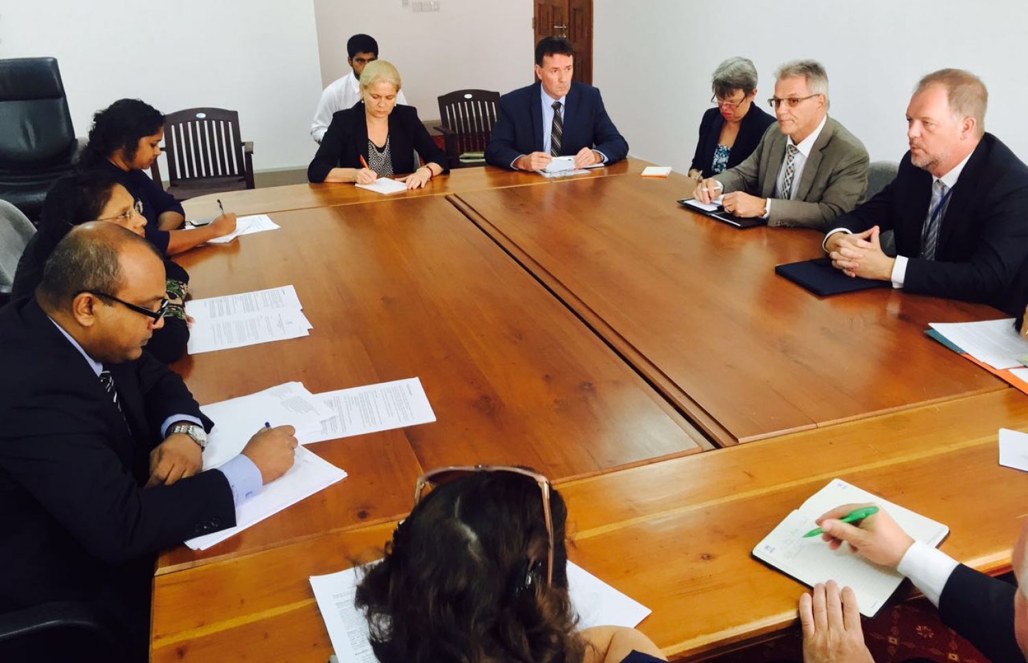 މަރުގެ އަދަބު ދިނުމާ ގުޅޭ ގޮތުން ނެރުނު ޑިމާސް ހުށަހަޅުއްވަން އީޔޫ އާއި ގުޅިފައިވާ ގައުމުތަކުގެ ސަފީރުން މިދިޔަ މަހު ލަންކާގައި ހުންނަ ދިވެހި ހައި ކޮމިޝަންގައި.-- ފޮޓޯ: އީޔޫ