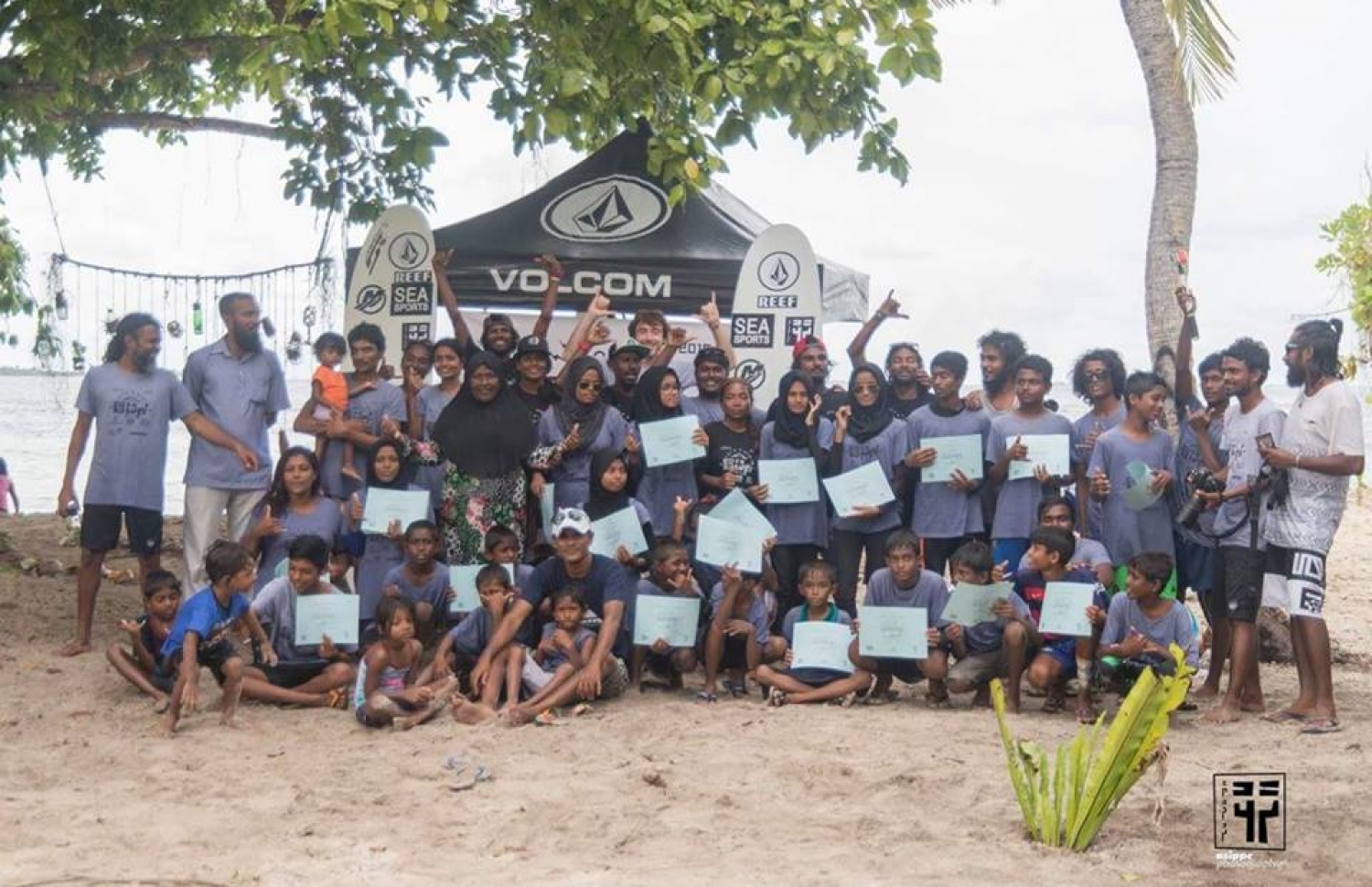 ވާދޫގައި "ރާޅު އެދުރު"ގެ ފަރާތުން ބޭއްވި ޕްރޮގްރާމް ނިންމި ކުދިން: މި ޕްރޮގްރާމްގައި އެ ރަށުގެ ގިނަ ކުދިން ބައިވެރިވި-- ފޮޓޯ: ރާޅު އެދުރު