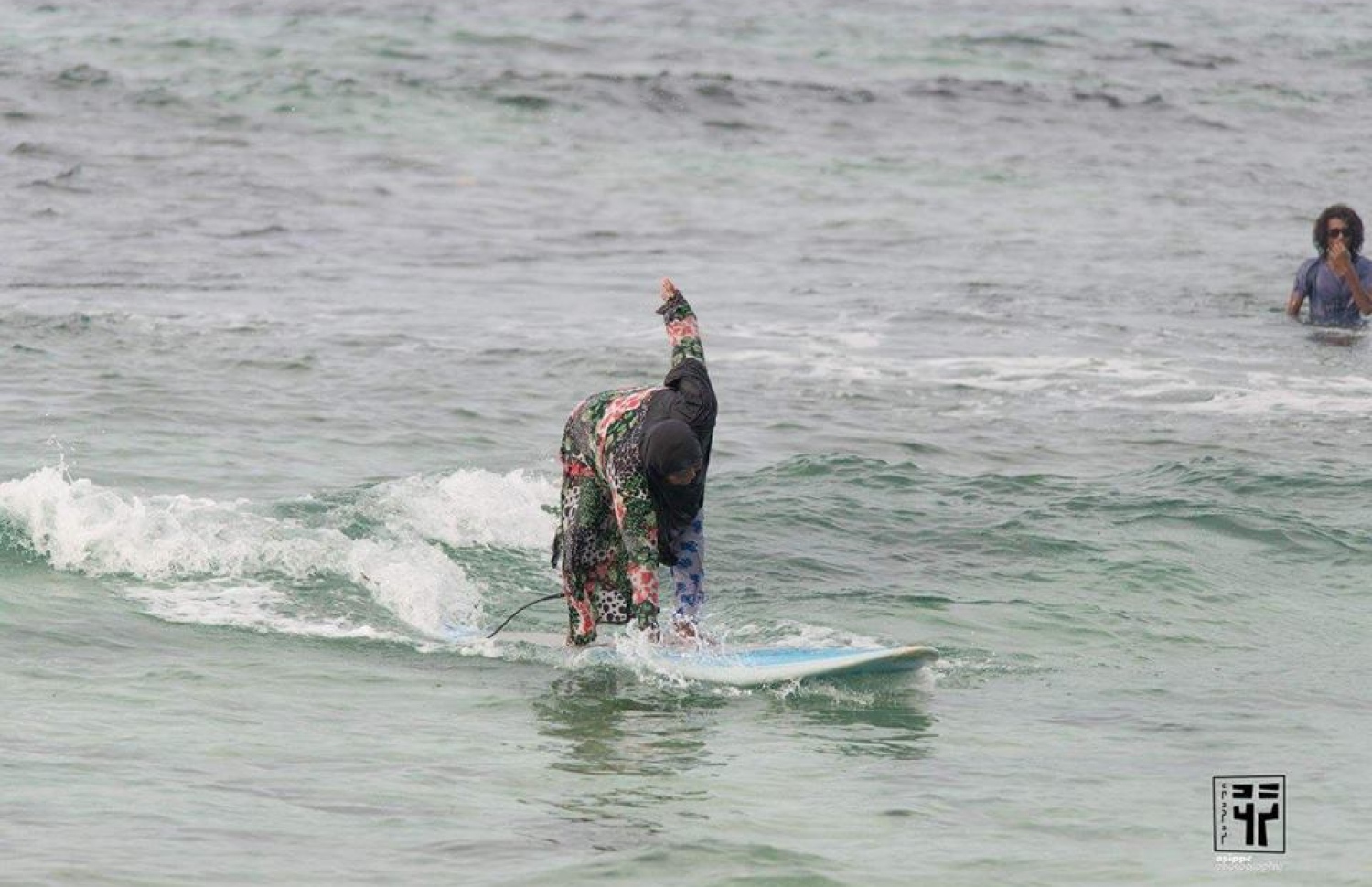 ސަންފައްތަ ރާޅާ އަޅަން ދަސްކުރަނީ: މިއީ އޭނާ ރާޅާ އަޅާ ފުރަތަމަ ފަހަރު-- ފޮޓޯ: ރާޅުއެދުރު