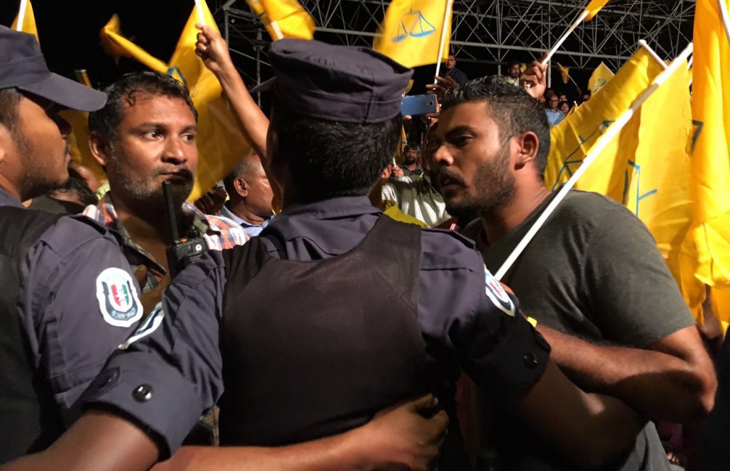 އެމްޑީޕީން މިދިޔަ ހަފުތާގައި ބޭއްވި ހިނގާލުމަށް ފުލުހުން ހުރަސް އަޅަނީ.-- ފޮޓޯ: އަލީ ނާފިޒް/ މިހާރު