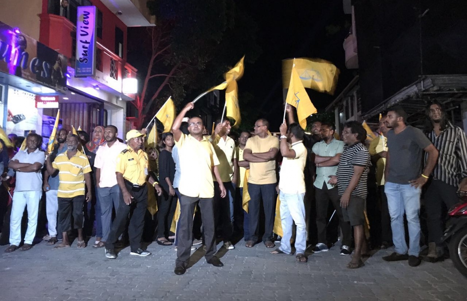 އެމްޑީޕީން މިދިޔަ ހޯމަ ދުވަހުގެ ރޭ ބޭއްވި އެއްވުން: ހިނގާލުމެއްގެ ގޮތުގައި ބާއްވަން އުޅުނު މި ހަރަކާތަށް ފުލުހުން ހުރަސް އެޅުމުން ކުރި އަށް ގެންދަން ޖެހުނީ އެއްވުމެއްގެ ގޮތުގައި.-- ފޮޓޯ: އަލީ ނާފިޒް/ މިހާރު
