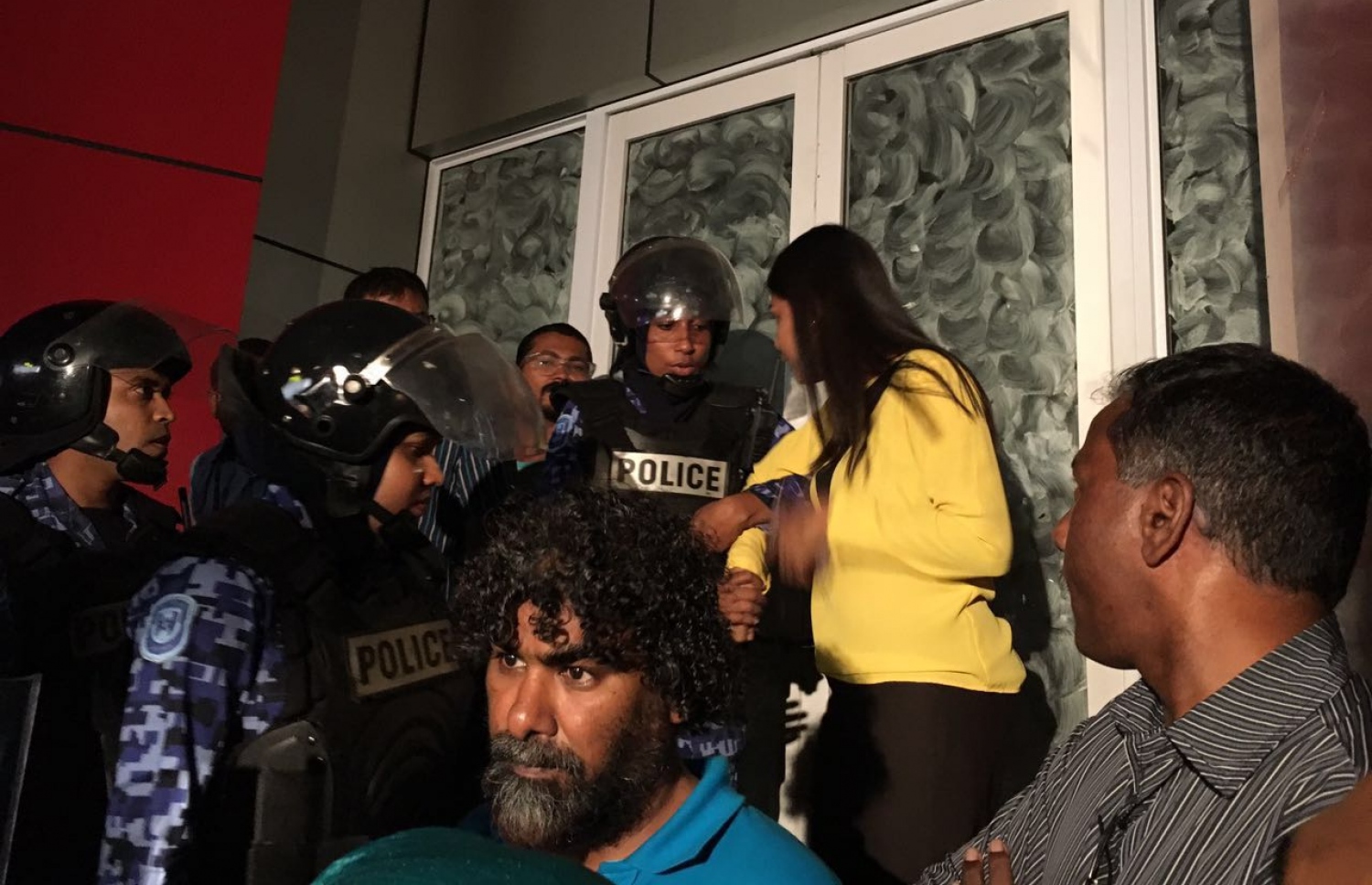 އެމްޑީޕީން ބޭއްވި އެއްވުމުގެ ބައިވެރިވެވަޑައިގަތުމަށް މެމްބަރު ރޮޒައިނާ އުޅުއްވުމުން ފުލުހުން ހުރަސް އަޅަނީ.-- ފޮޓޯ: އަލީ ނާފިޒް/ މިހާރު