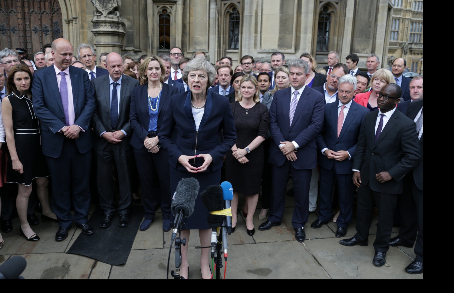 އިނގިރޭސި ވިލާތުގެ ބޮޑު ވަޒީރުކަމުގެ މަގާމަށް ވަޑައިގަންނަވާ ތެރެސާ މޭ ސަޕޯޓަރުންނާ އެކު ނޫސްވެރިންނާ ވާހަކަ ދައްކަވަނީ. --ފޮޓޯ:އޭއެފްޕީ