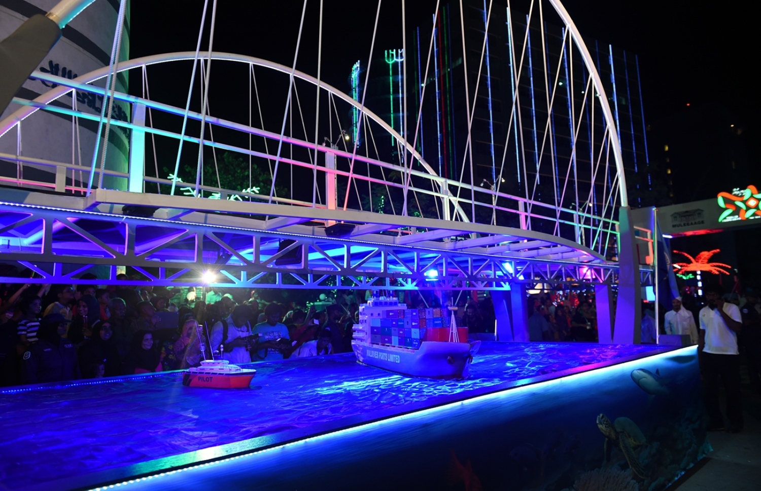 މިދިޔަ އަހަރުގެ މިނިވަން ދުވަސް ފާހަގަކުރަން ބޭއްވި ފުޅަނދު ބުރުގައި ފުޅަނދެއް ދައްކާލަނީ --ފޮޓޯ:ރައީސް އޮފީސް