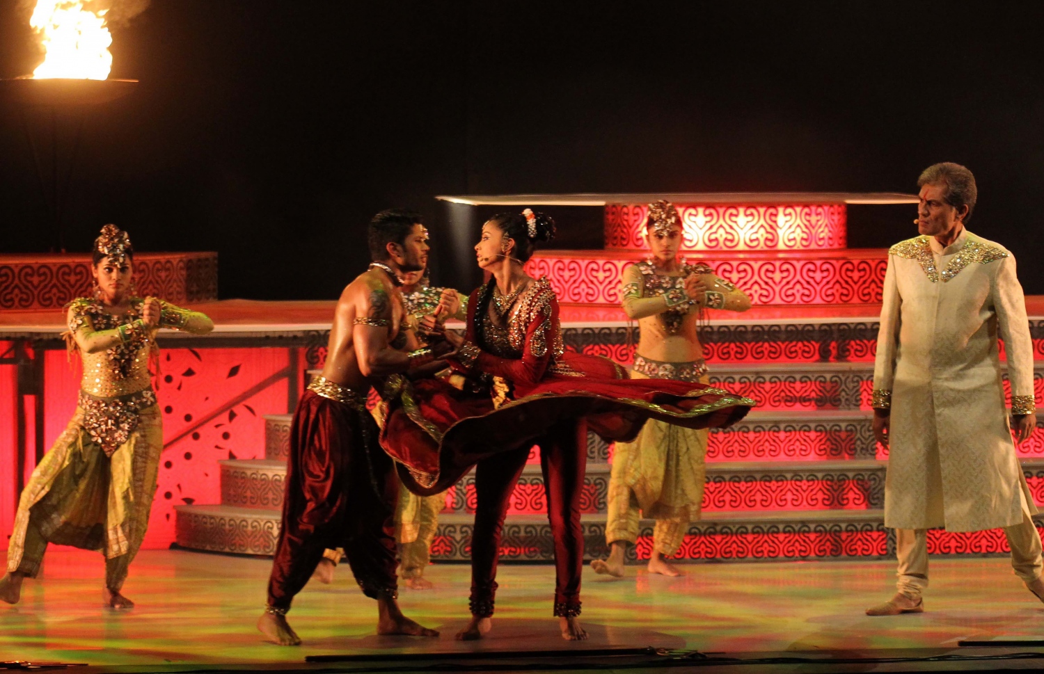 ލުބްނާން: ޖުލައި 8، 2016: ލުބުނާންގެ ޝައުފު ފަރުބަދަތަކުގެ މަތީގައި ބޭއްވި ބައިތުއްދީން އިންޓަނޭޝަނަލް ފެސްޓިވަލްގައި އިންޑިއާގެ ފަންނާނުން ނެށުމުގެ އައިޓަމެއް ހުށަހަޅައި ދެނީ.-- ފޮޓޯ: އޭއެފްޕީ