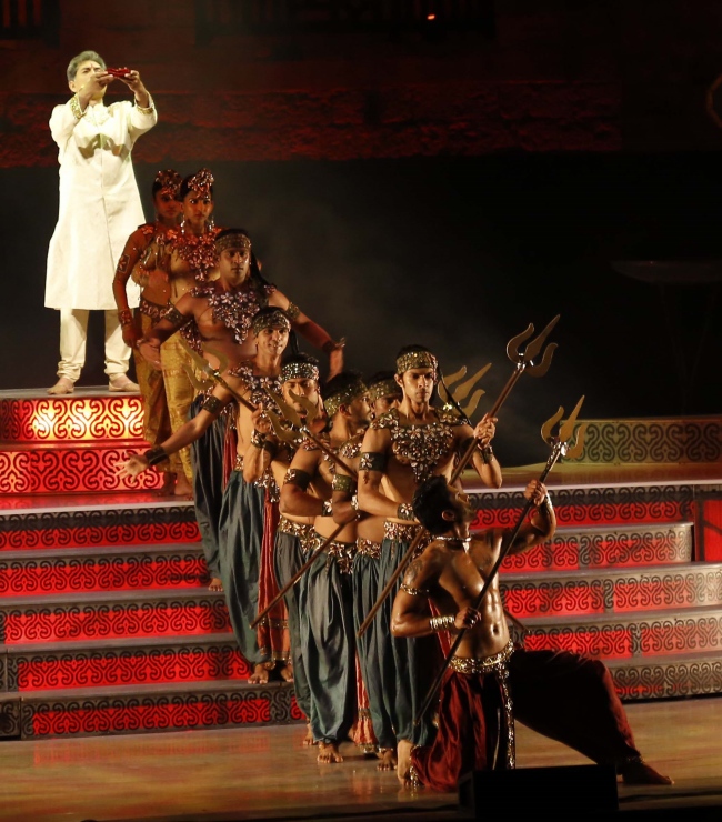 ލުބްނާން: ޖުލައި 8، 2016: ލުބުނާންގެ ޝައުފު ފަރުބަދަތަކުގެ މަތީގައި ބޭއްވި ބައިތުއްދީން އިންޓަނޭޝަނަލް ފެސްޓިވަލްގައި އިންޑިއާގެ ފަންނާނުން ނެށުމުގެ އައިޓަމެއް ހުށަހަޅައި ދެނީ.-- ފޮޓޯ: އޭއެފްޕީ