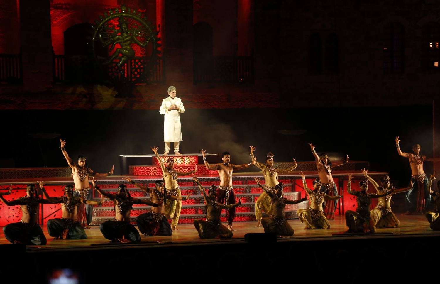 ލުބްނާން: ޖުލައި 8، 2016: ލުބުނާންގެ ޝައުފު ފަރުބަދަތަކުގެ މަތީގައި ބޭއްވި ބައިތުއްދީން އިންޓަނޭޝަނަލް ފެސްޓިވަލްގައި އިންޑިއާގެ ފަންނާނުން ނެށުމުގެ އައިޓަމެއް ހުށަހަޅައި ދެނީ.-- ފޮޓޯ: އޭއެފްޕީ