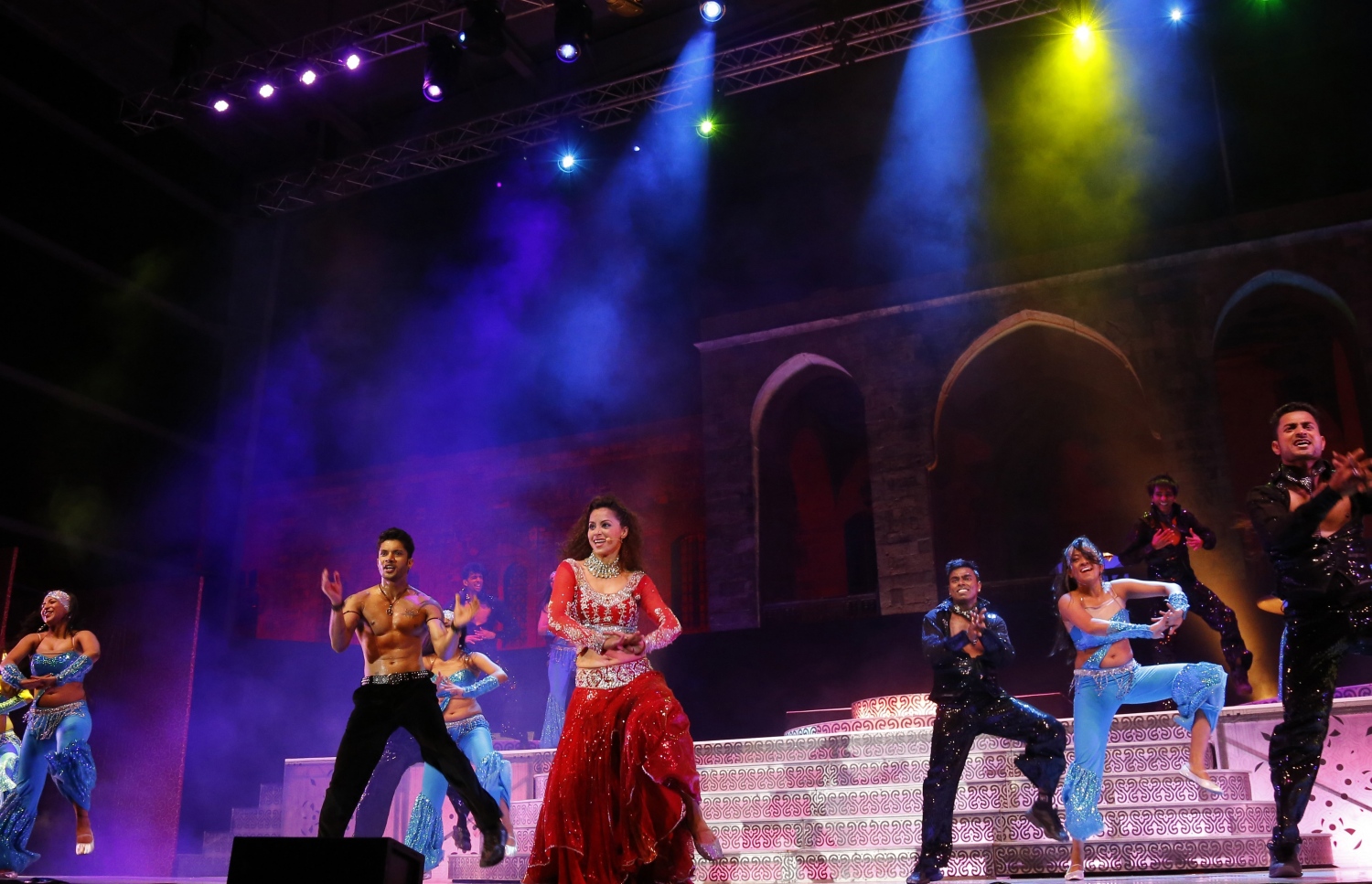 ލުބްނާން: ޖުލައި 8، 2016: ލުބުނާންގެ ޝައުފު ފަރުބަދަތަކުގެ މަތީގައި ބޭއްވި ބައިތުއްދީން އިންޓަނޭޝަނަލް ފެސްޓިވަލްގައި އިންޑިއާގެ ފަންނާނުން ނެށުމުގެ އައިޓަމެއް ހުށަހަޅައި ދެނީ.-- ފޮޓޯ: އޭއެފްޕީ