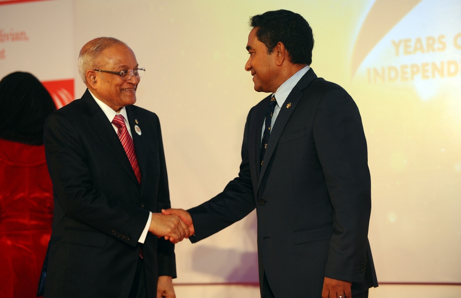 ރައީސް ޔާމީނާއި މައުމޫން ސަލާމް ކުރައްވަނީ: ދެން އޮންނަ ރިޔާސީ އިންތިހާބެއްގައި މައުމޫން ތާއީދު ކުރައްވާ ކެންޑިޑޭޓަކީ ރައީސް ޔާމީން ނޫން ކަމަށް މައުމޫން ވަނީ ވިދާޅުވެފައި.---ފައިލް ފޮޓޯ: ރައީސް އޮފީސް