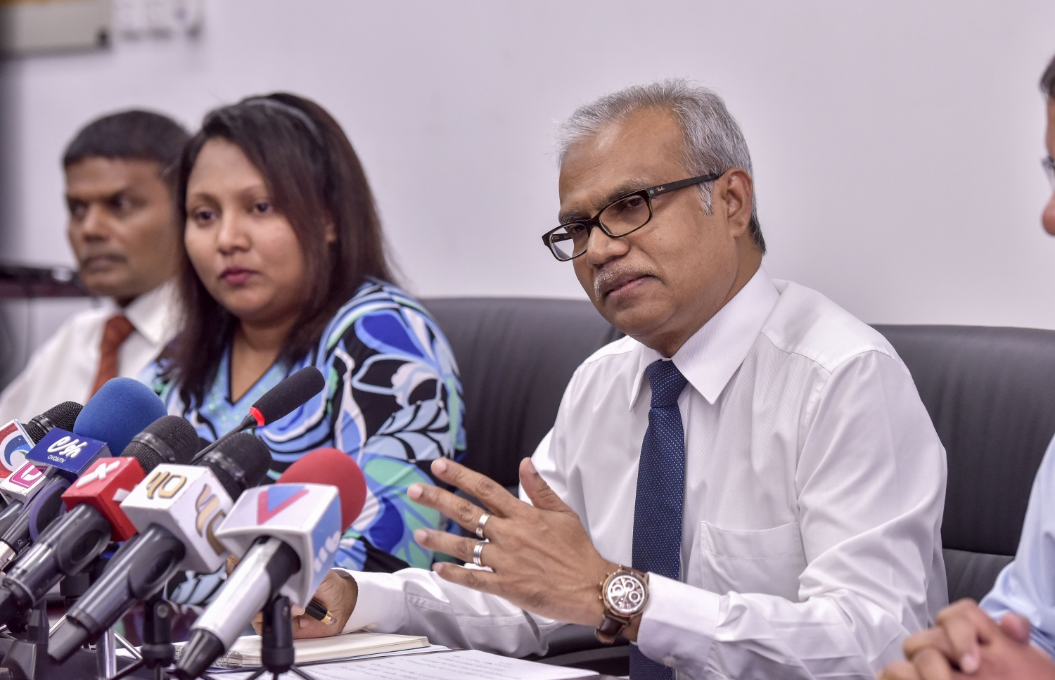 އާ ފޮރިން މުހައްމަދު އާސިމް މިއަދު ނޫސްވެރިންނާ ވާހަކަ ދައްކަވަނީ: ވީހާ ވެސް ގިނަ ގައުމުތަކާ ގުޅުން ބަދަހި ކުރުން މުހިއްމު ކަމަށް އޭނާ ވިދާޅުވި.-- ފޮޓޯ: ނިޝާން އަލީ/ މިހާރު