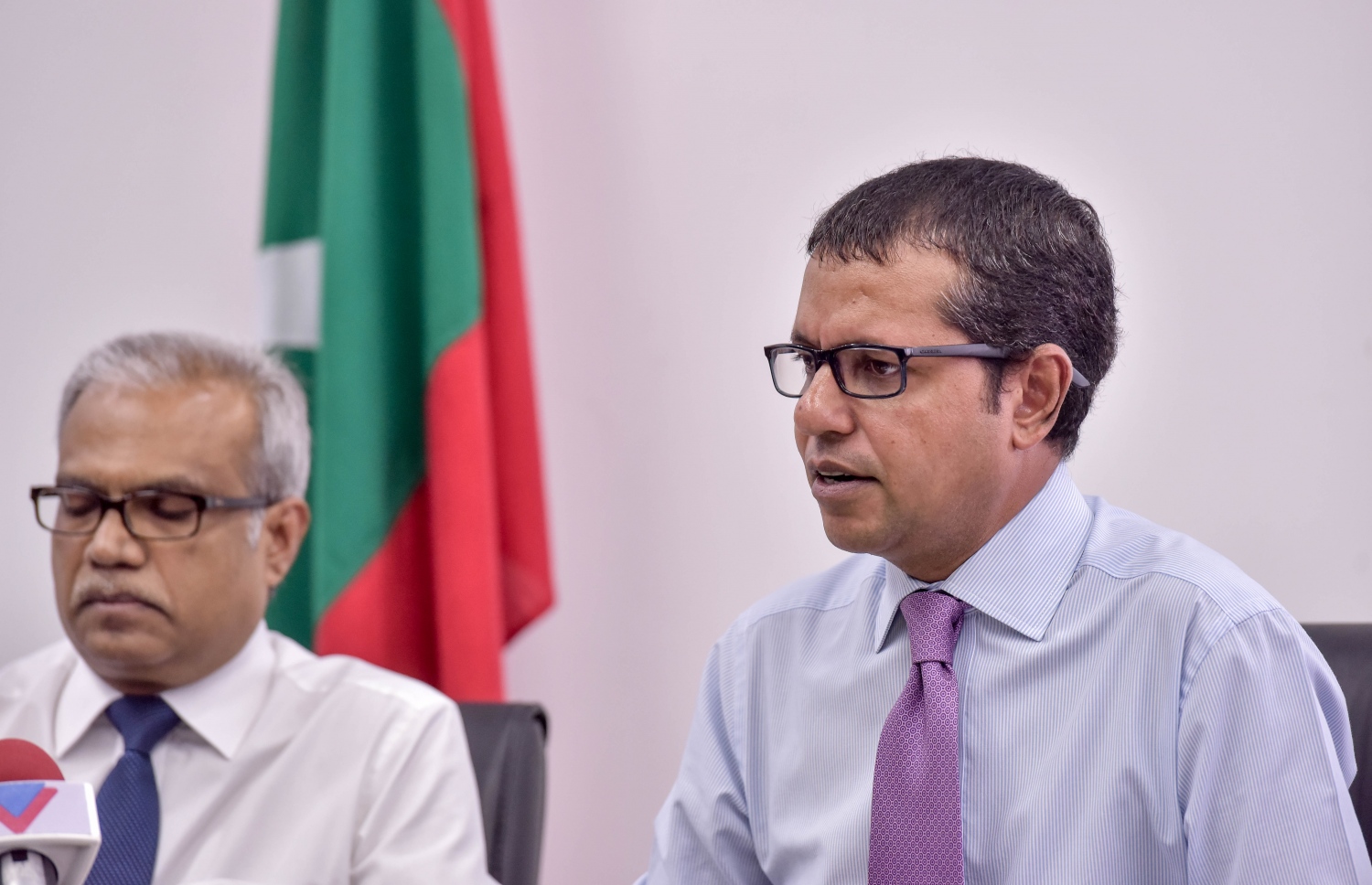 ފޮރިން ސެކްރެޓަރީ އަލީ ނަސީރު މިއަދު ނޫސްވެރިންނާ ވާހަކަ ދައްކަވަނީ: އދ. އަކީ ގައުމުތަކަށް އަމުރު ކުރާ ޖަމިއްޔާއެއް ނޫން ކަމަށް ވިދާޅުވި.-- ފޮޓޯ: ނިޝާން އަލީ/ މިހާރު