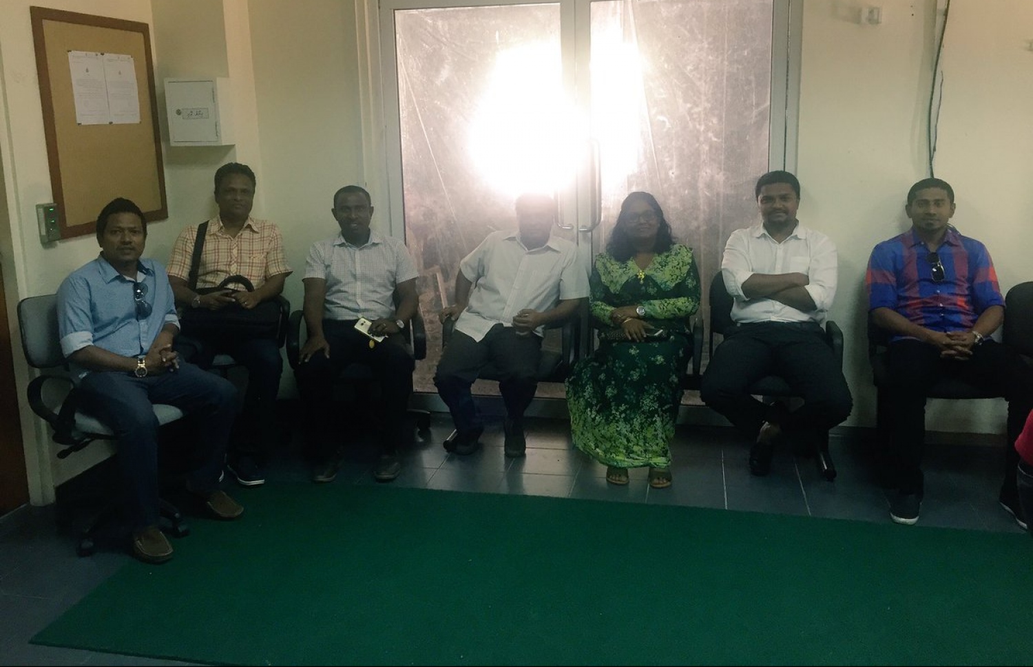 އިދިކޮޅު އިއްތިހާދުގެ ބައެއް ބޭފުޅުން ހައުސިން މިނިސްޓްރީގައި. ޖަވާބެއް ލިބެން ދެން އެތަނުގައި ތިއްބަވާނެ ކަމަށް އެބޭފުޅުން ވިދާޅުވި. - ފޮޓޯ: މަހްލޫފް