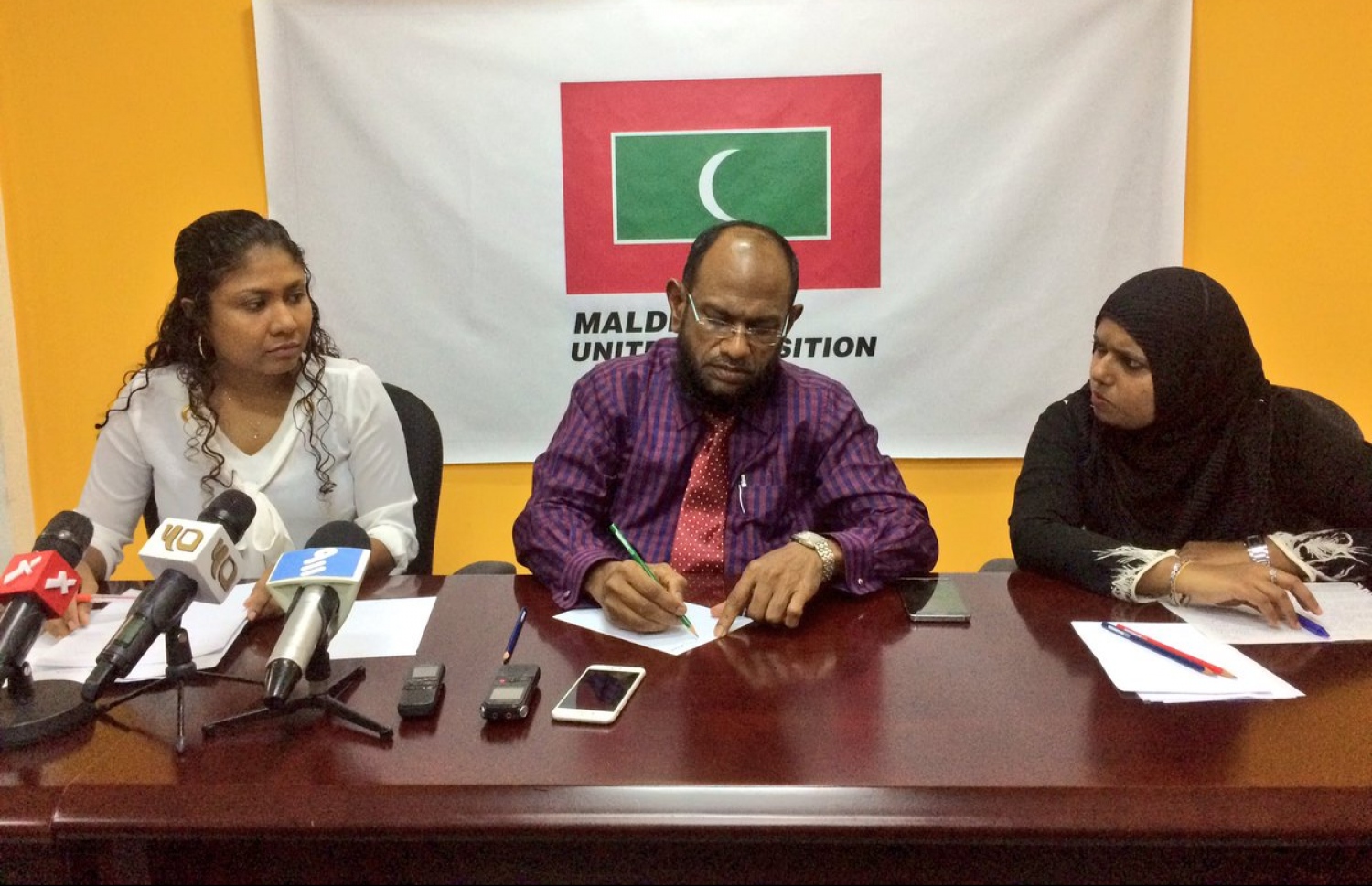 އިދިކޮޅު އިއްތިހާދުން އެމްޑީޕީން އޮފީހުގައި މިއަދު ބޭއްވި ނޫސްވެރިންގެ ބައްދަލުވުމުގައި ބާރީ (މ) ބައިވެރިވެވަޑައިގަންނަވަނީ.-- ފޮޓޯ: އެމްޑީޕީ