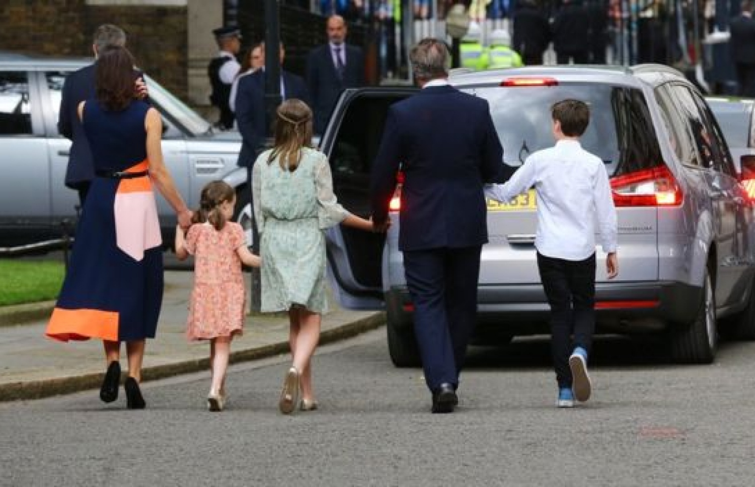 ޑޭވިޑް ކެމަރަން އާއިލާއާ އެކު ޑޯނިން ސްޓްރީޓުން ނުކުމެވަޑައިގަންނަވަނީ. --ފޮޓޯ:ބީބީސީ