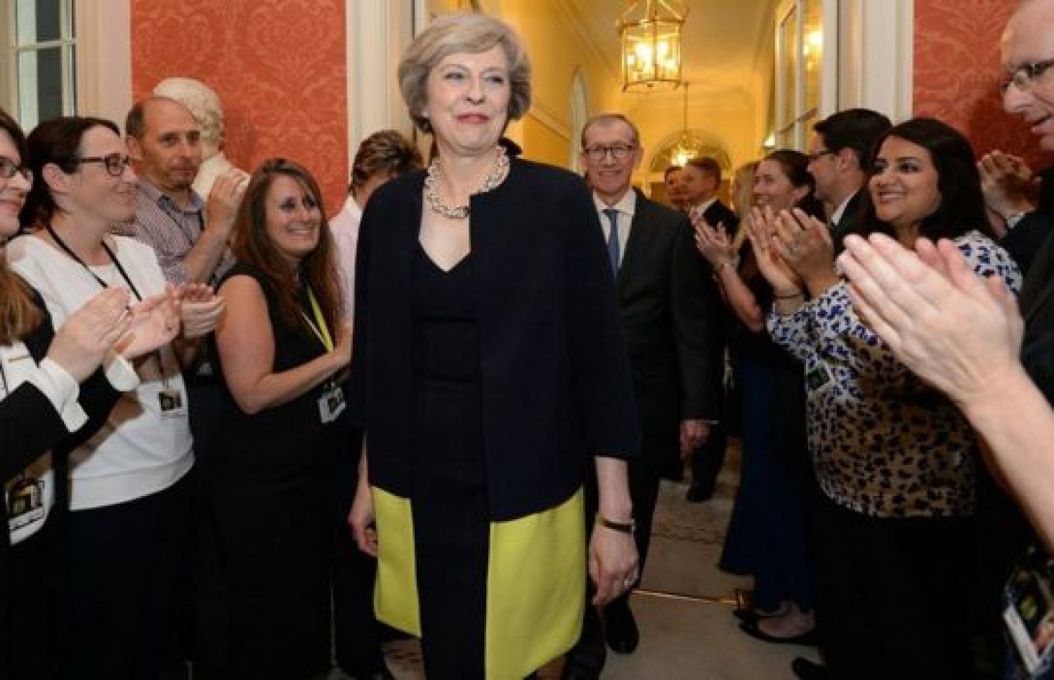 ބޮޑު ވަޒީރުގެ ރަސްމީ ގެކޮޅަށް މޭ ވަޑައިގަތުމުން މަރުހަބާ ދަންނަވަނީ. --ފޮޓޯ:ބީބީސީ