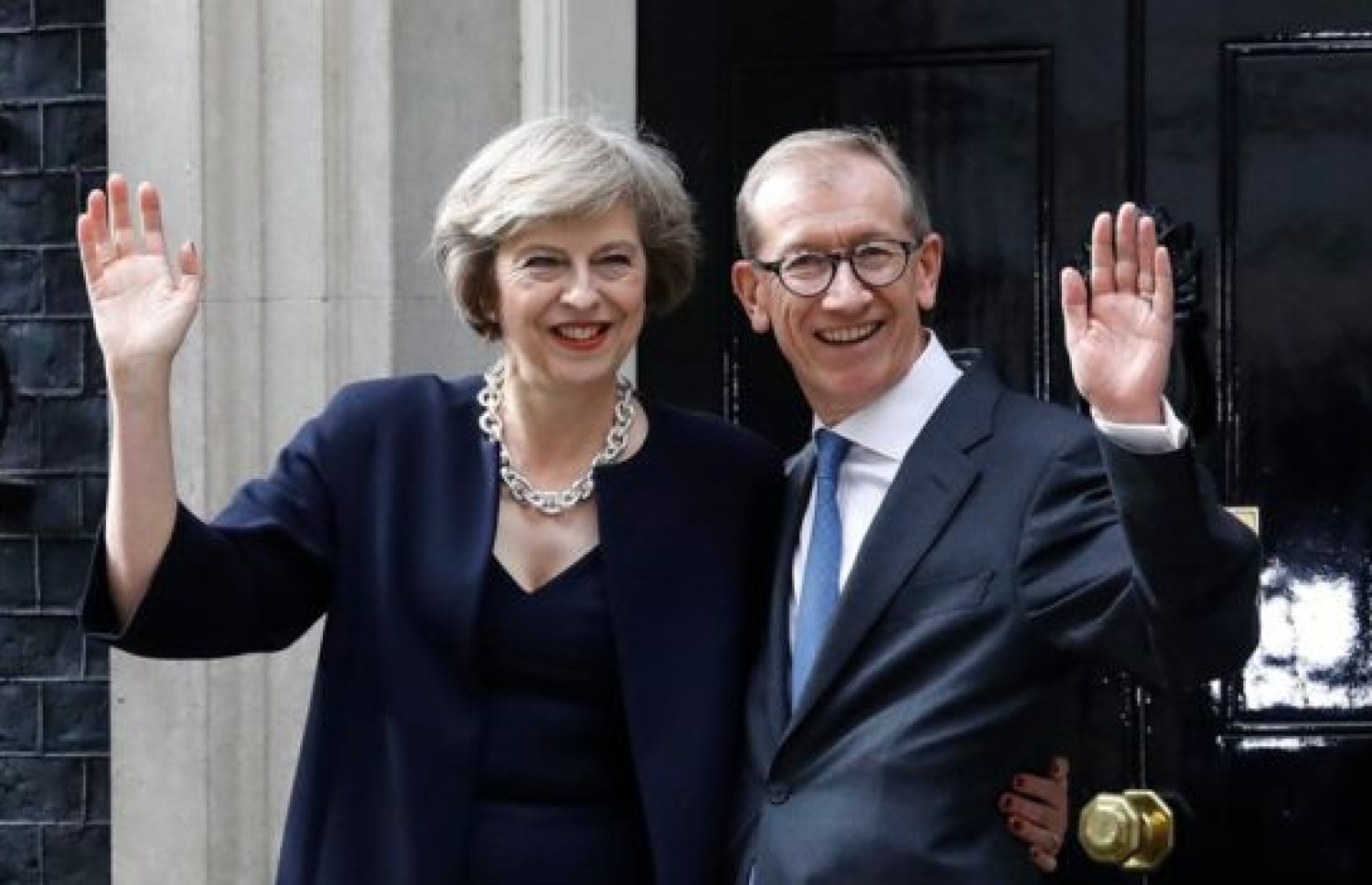 އިނގިރޭސި ވިލާތުގެ އާ ބޮޑު ވަޒީރު ތެރޭސާ މޭ އާއި ފިރިކަލުން ފިލިޕް ޑޯނިން ސްޓްރީޓުގެ ބޭރުގައި. --ފޮޓޯ:ބީބީސީ