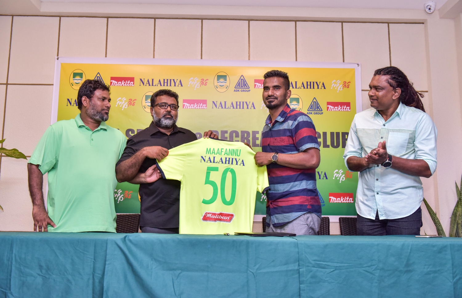 މާޒިޔާ އަށް ސޮއިކުރުމަށް ފަހު ދަގަނޑޭ (ކ.2) އެ ޓީމުގެ ޖާޒީ ދައްކާލަނީ.-- ފޮޓޯ: ނިޝާން އަލީ/ މިހާރު