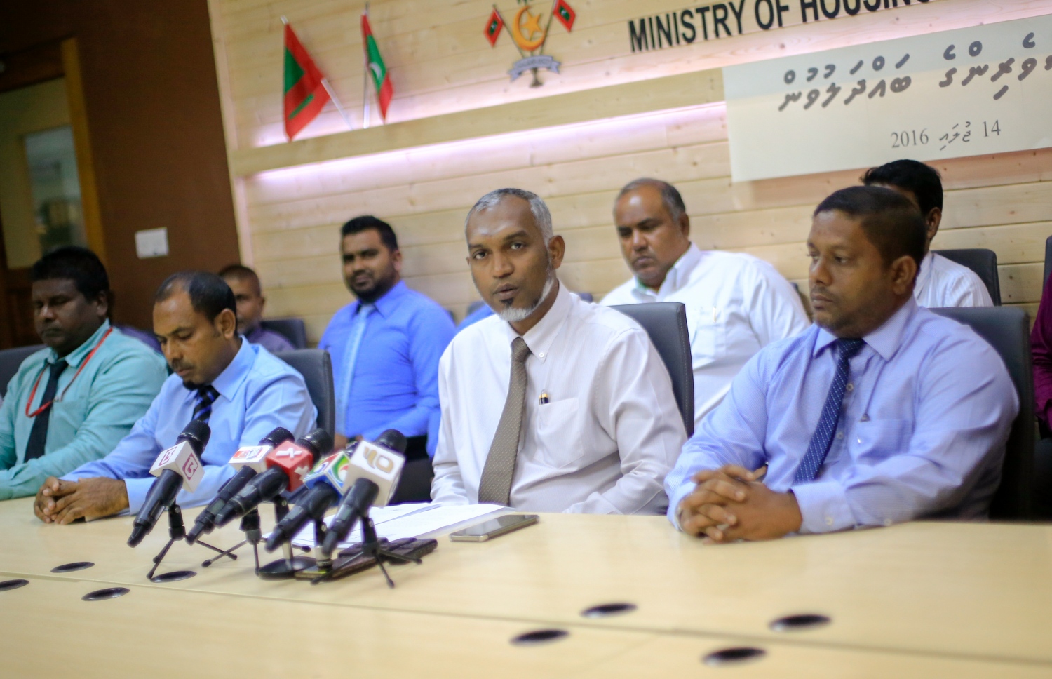 ހައުސިން މިނިސްޓްރީގެ ބައްދަލުވުމެއްގައި މިނިސްޓަރު މުއިއްޒު ވާހަކަ ދައްކަވަނީ. --ފޮޓޯ/މިހާރު