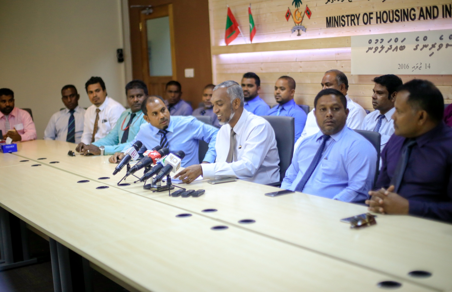 ހައުސިން މިނިސްޓްރީގައި ބޭއްވި ނޫސްވެރިންގެ ބައްދަލުވުން. މި ބައްދަލުވުމުގައި ނޫސްވެރިންނަށް ސުވާލު ކުރުމުގެ ފުރުސަތެއް ނުދޭ. - މުހައްމަދު ޝަރުހާން/މިހާރު