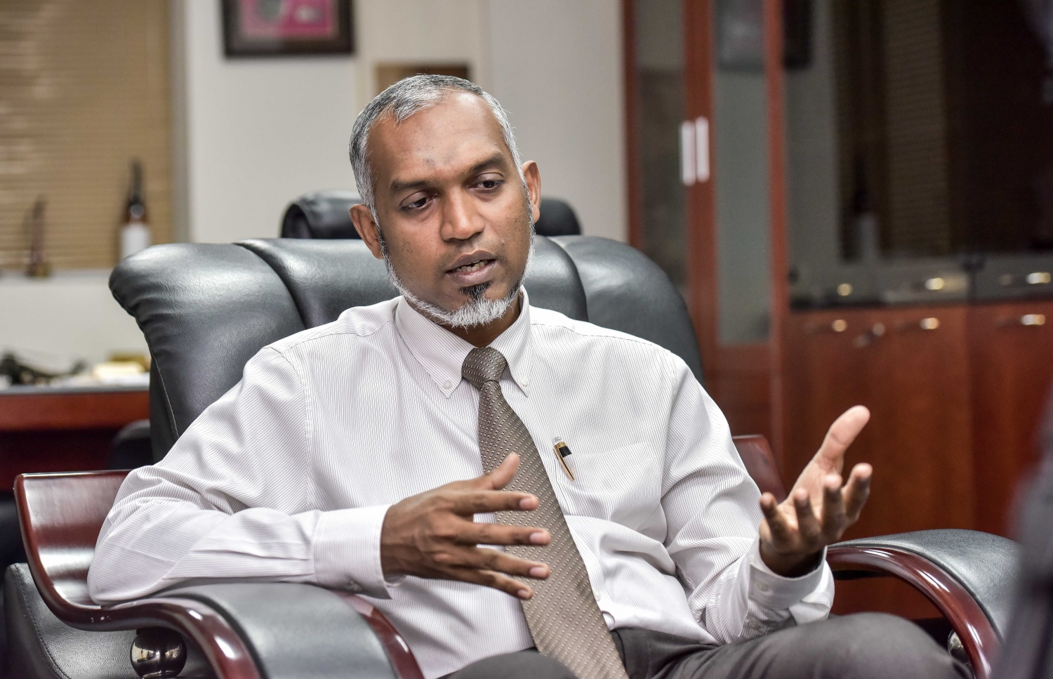 ހައުސިން މިނިސްޓަރު މުއިއްޒު "މިހާރު"އާ ވާހަކަ ދައްކަވަނީ: ފްލެޓަށް ޕޮއިންޓް ދޭނީ އިންސާފުވެރިކޮށް ކަމަށް މިނިސްޓަރު ވިދާޅުވި. --ފޮޓޯ: ނިޝާންއަލީ/މިހާޜރު