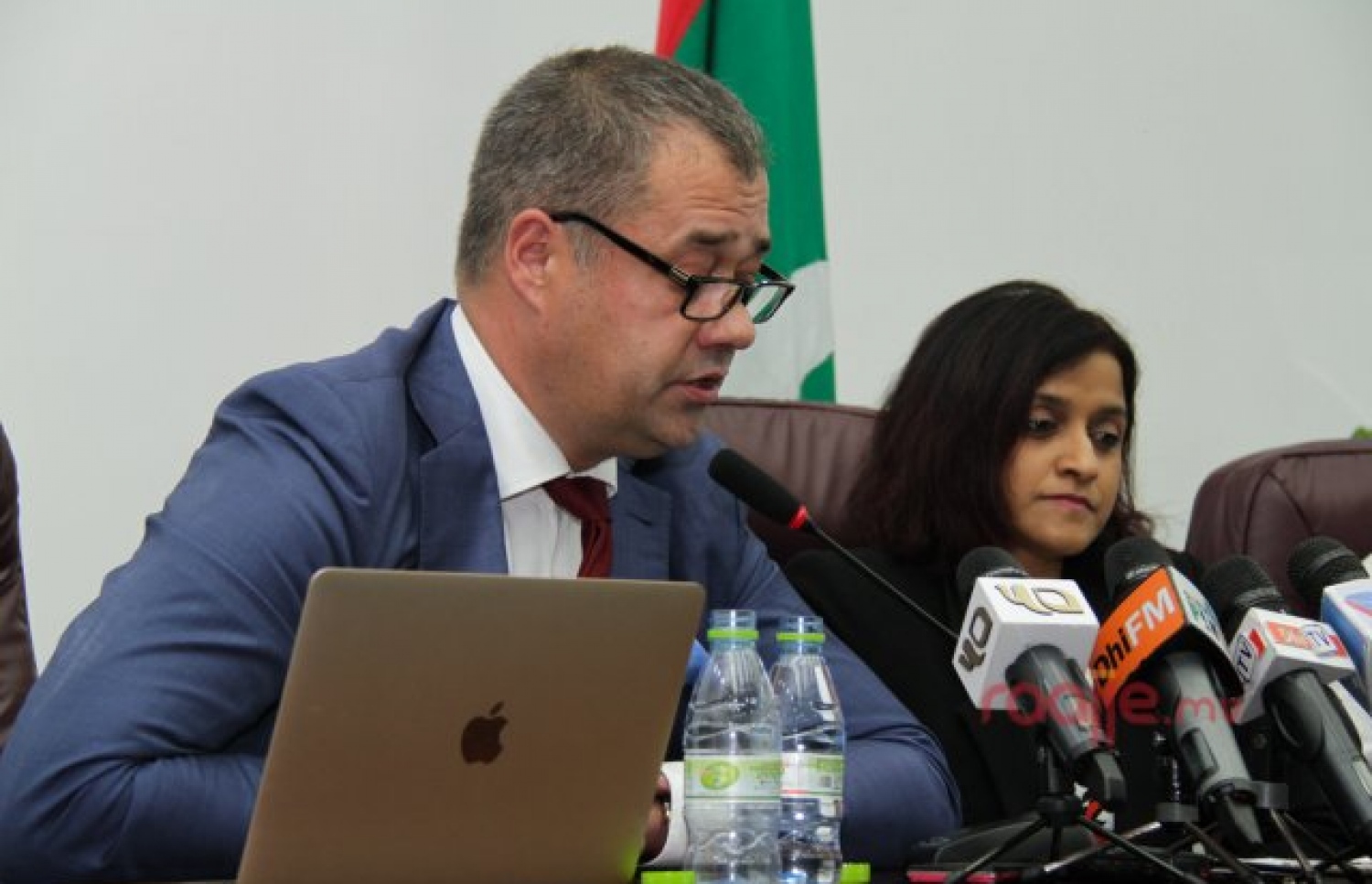 އޮމިނިއާ ސްޓްރެޓެޖީގެ ފަރާތުން ޓޯބީ ކެޑްމަން އޭރުގެ ފޮރިން މިނިސްޓަރު ދުންޔާއާ އެކު ރާއްޖޭގައި ނޫސްވެރިންނާ ބައްދަލުކުރައްވަނީ: އޮމްނިއާ އިން އެހީވީ ކުރީގެ ރައީސް ނަޝީދުގެ މައްސަލައިގައި.-- ފައިލް ފޮޓޯ: ރާއްޖެ.އެމްވީ