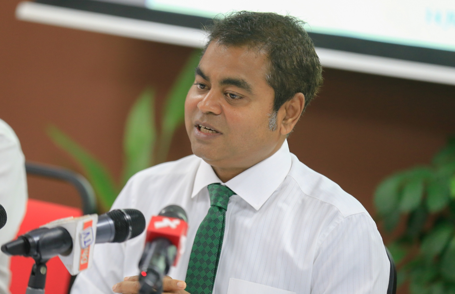 އެންވަޔަރްމަންޓް މިނިސްޓްރީގައި މިއަދު ބޭއްވި ނޫސްވެރިންގެ ބައްދަލުވުގައި މިނިސްޓަރު ތޯރިގް ވާހަކަދައްކަވަނީ.--މިހާރު ފޮޓޯ:މުހައްމަދު ޝަރުހާން