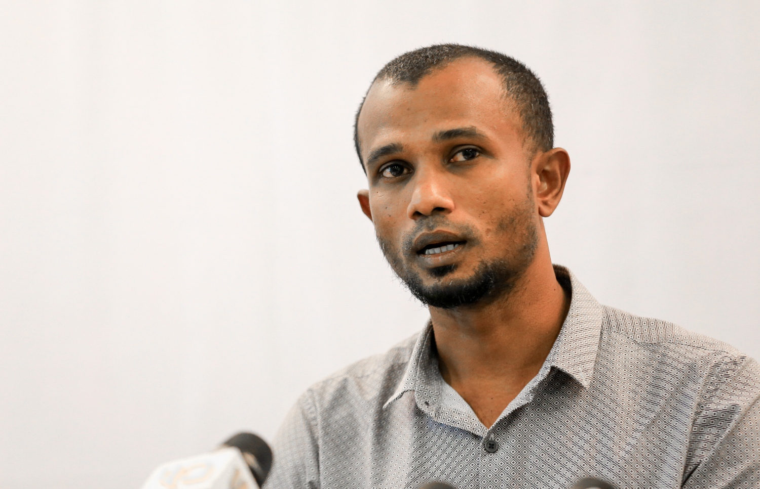 މިއަދު އޮތް ނޫސްވެރިންގެ ބައްދަލުވުމުގައި އެފްއޭއެމްގެ ރައީސް އަހުމަދު ތޯރިގް ވާހަކަ ދައްކަވަނީ.-- ފޮޓޯ: ނިޝާން އަލީ/ މިހާރު