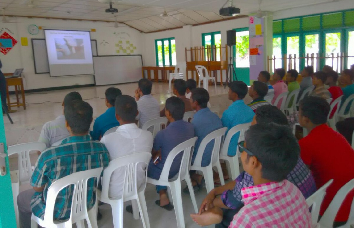 ބ. ތުޅާދޫގައި އުޅޭ ބިދޭސީންތަކަކަށް ޑެންގީއާ ބެހޭ މައުލޫމާތު ދެނީ: ޑެންގީ އަދިވެސް ކޮންޓްރޯލެއް ނުވޭ