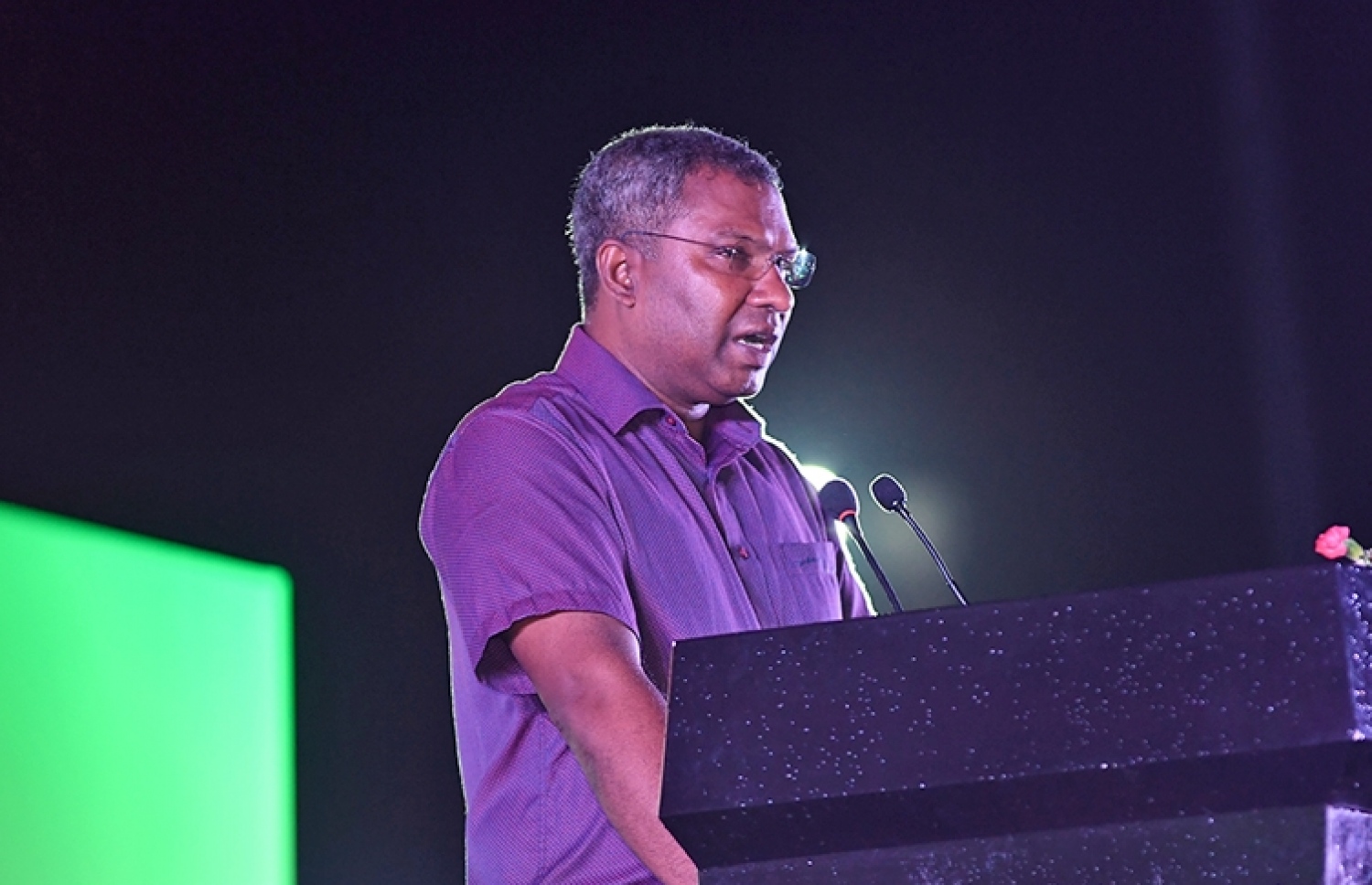 އައްޑު އާއި ފުވައްމުލަކުގެ ބަހުގެ ހިދުމަތް އިފުތިތާހު ކުރުމުގެ ޖަލްސާގައި އެޕްޕީއެލްގެ ސީއީއޯ ޖުނައިދު ވާހަކަ ދައްކަވަނީ. ފޮޓޯ: އަސުރުމާ