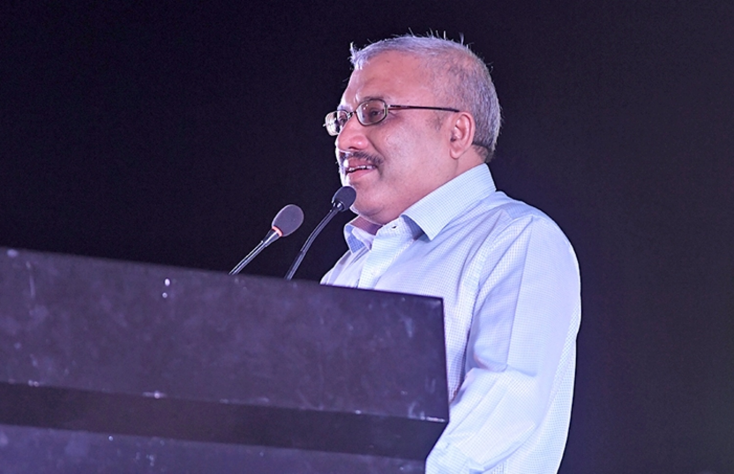 އައްޑު އާއި ފުވައްމުލަކުގެ ބަހުގެ ހިދުމަތް އިފުތިތާހު ކުރުމުގެ ޖަލްސާގައި ނައިބް ރައީސް ވާހަކަ ދައްކަވަނީ. ފޮޓޯ: އަސުރުމާ