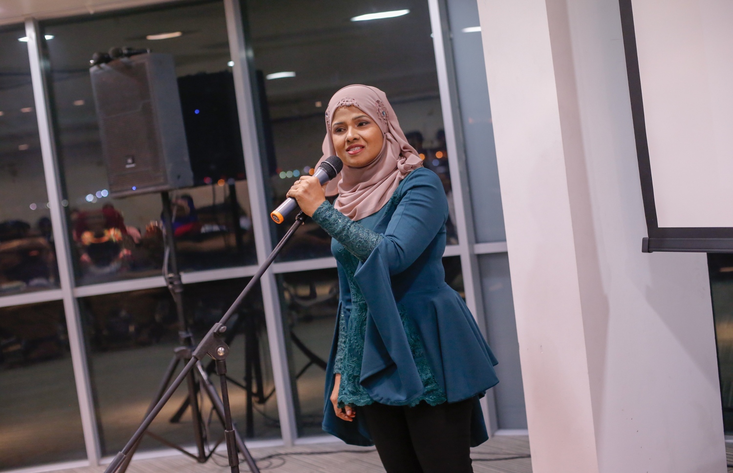 ނަހުލާ: އޭނާ ބުނީ "ބޮސް" ގެ ޝޫޓިން ފަށާނީ ރޯދައިގެ ފަހުން ކަމަށް..-- ފޮޓޯ: މުހައްމަދު ޝަރުހާން/ މިހާރު