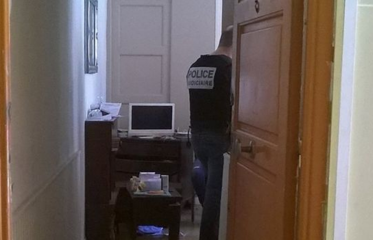 ހަމަލާ ދިން މީހާގެ ގޭގައި ފުލުހުން ހަރަކާތްތެރި ވަނީ. --ފޮޓޯ:އޭއެފްޕީ