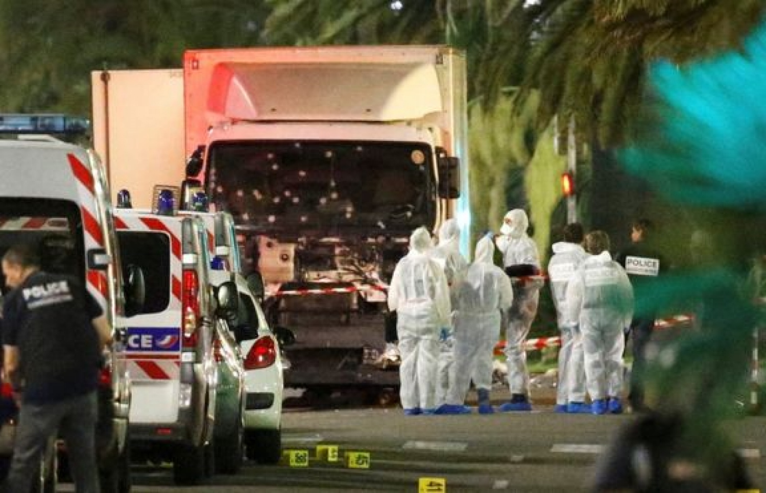 ފްރާންސްގެ ނީސްގައި ގައުމީ ދުވަސް ފާހަގަކުރަން އެއްވެފައިވާ މީހުންގެ ގައިގައި ލޮރީން ޖެއްސި ހާދިސާ އަށް ފަހު ފޮރެންސިކް ޓީމުތަކުން ހަރަކާތްތެރި ވަނީ. --ފޮޓޯ:އޭއެފްޕީ